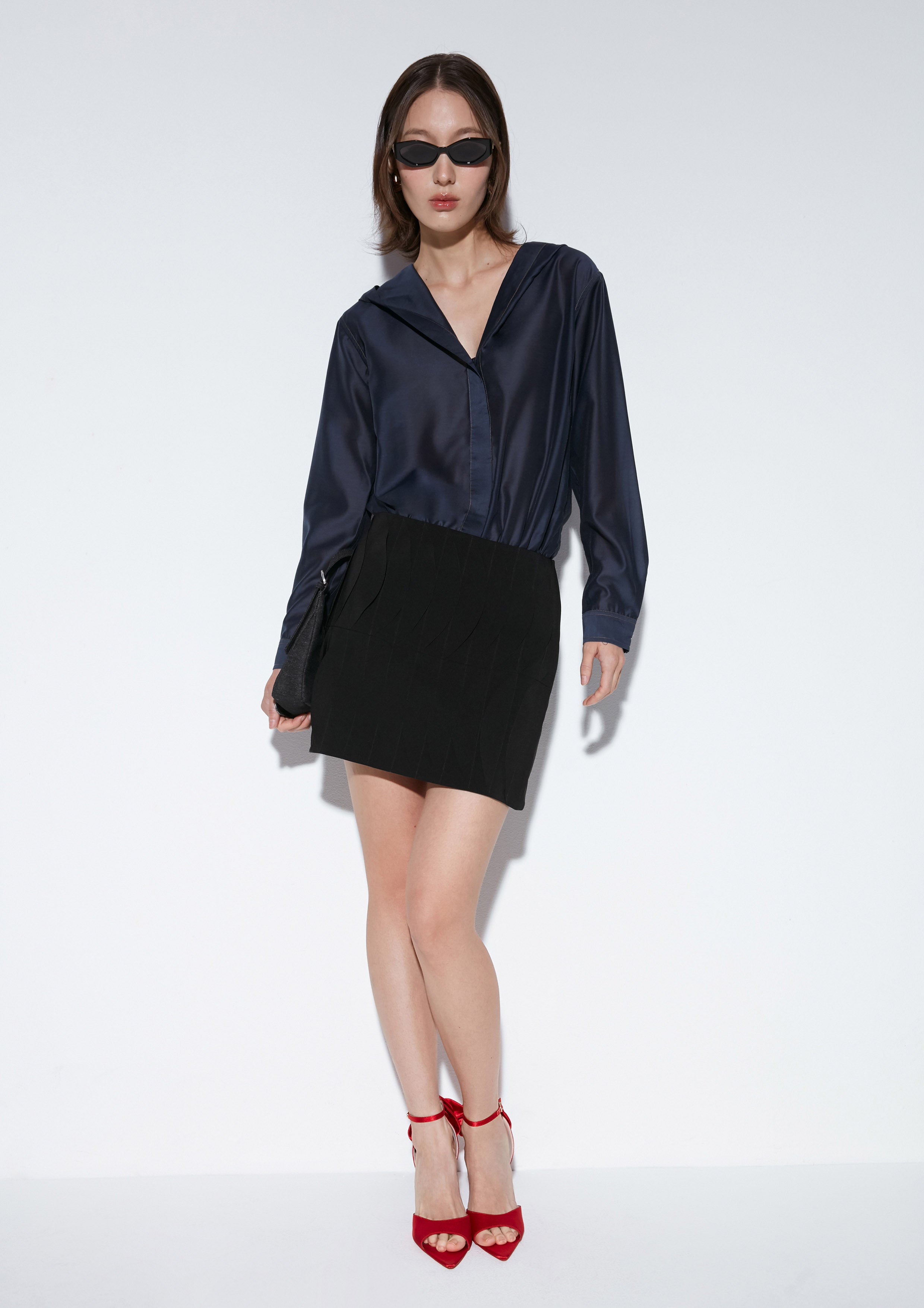 กระโปรงสั้นแต่งคัตเอาท์ขอบลอน คอลเลกชัน Texture Club