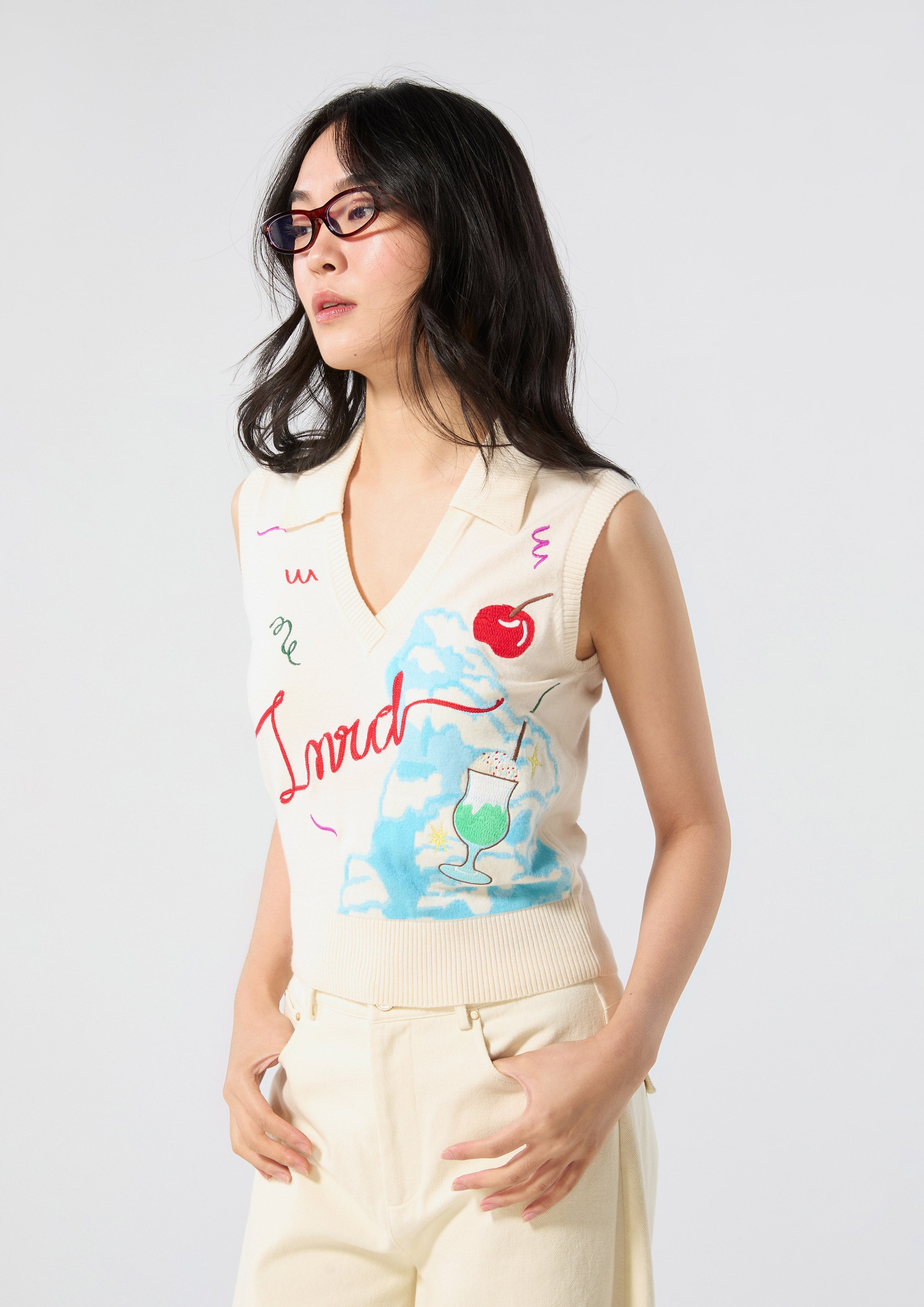 เสื้อแขนกุดผ้าฟลีซปักลาย คอลเลกชัน Miracle Voyard