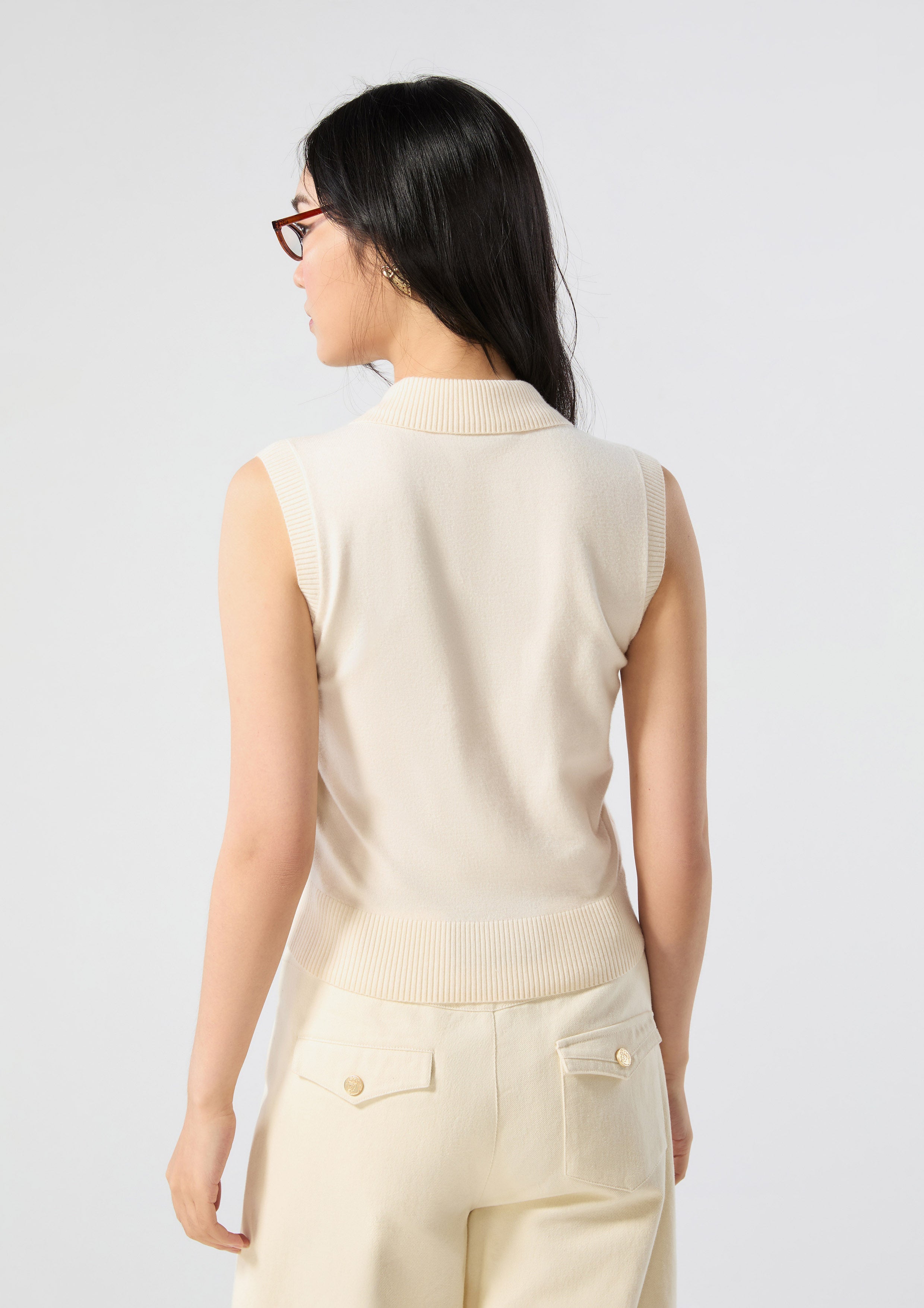 เสื้อแขนกุดผ้าฟลีซปักลาย คอลเลกชัน Miracle Voyard