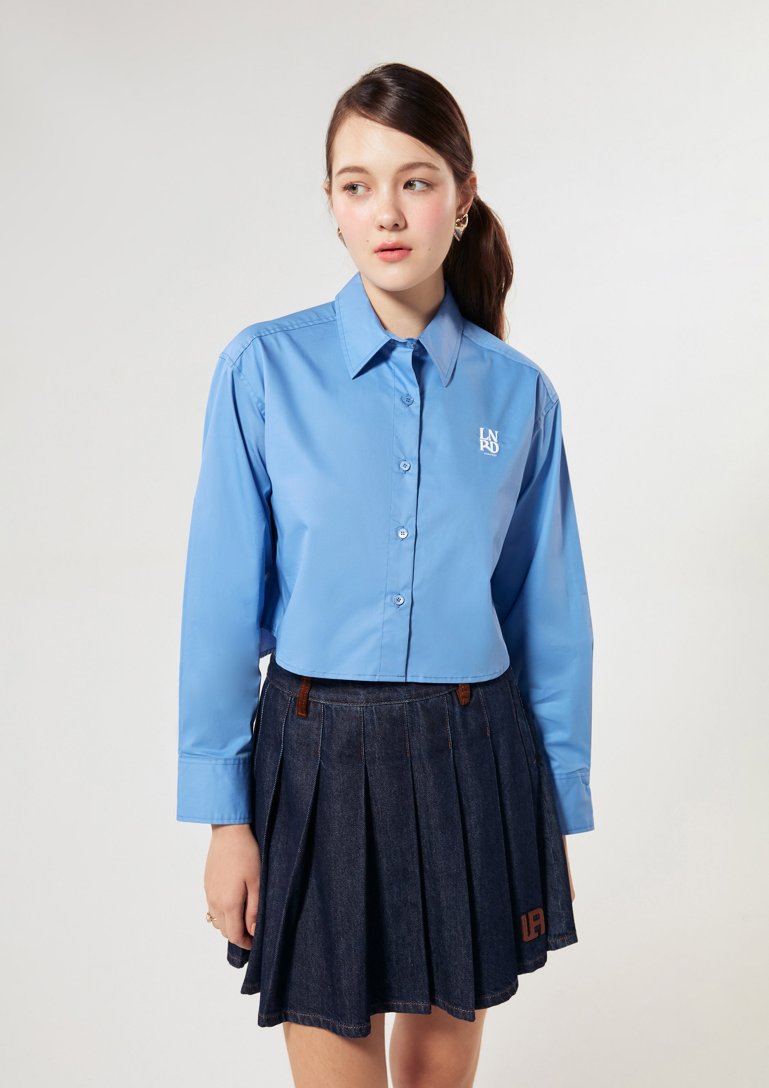 เสื้อเชิ้ตครอปแขนยาว ปักโลโก้ คอลเลกชัน Signature