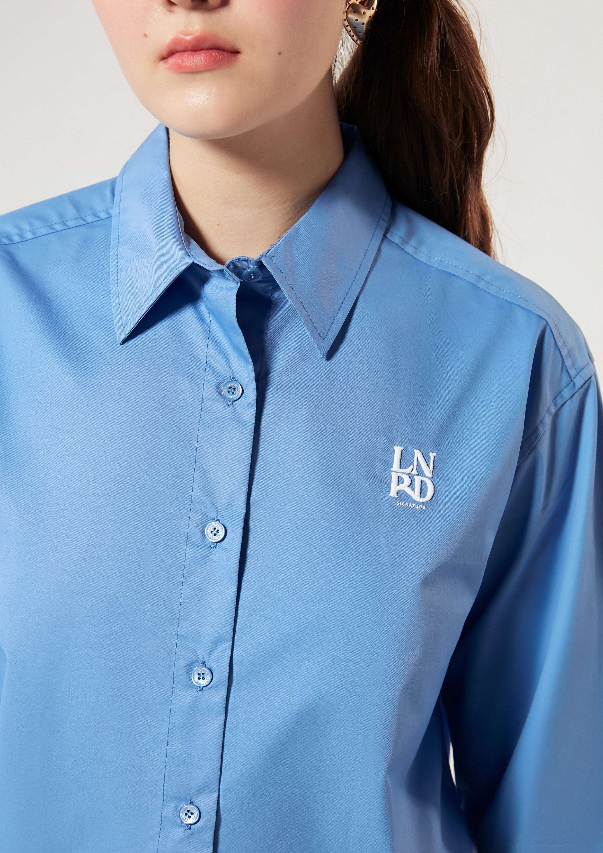 เสื้อเชิ้ตครอปแขนยาว ปักโลโก้ คอลเลกชัน LNRD Signature