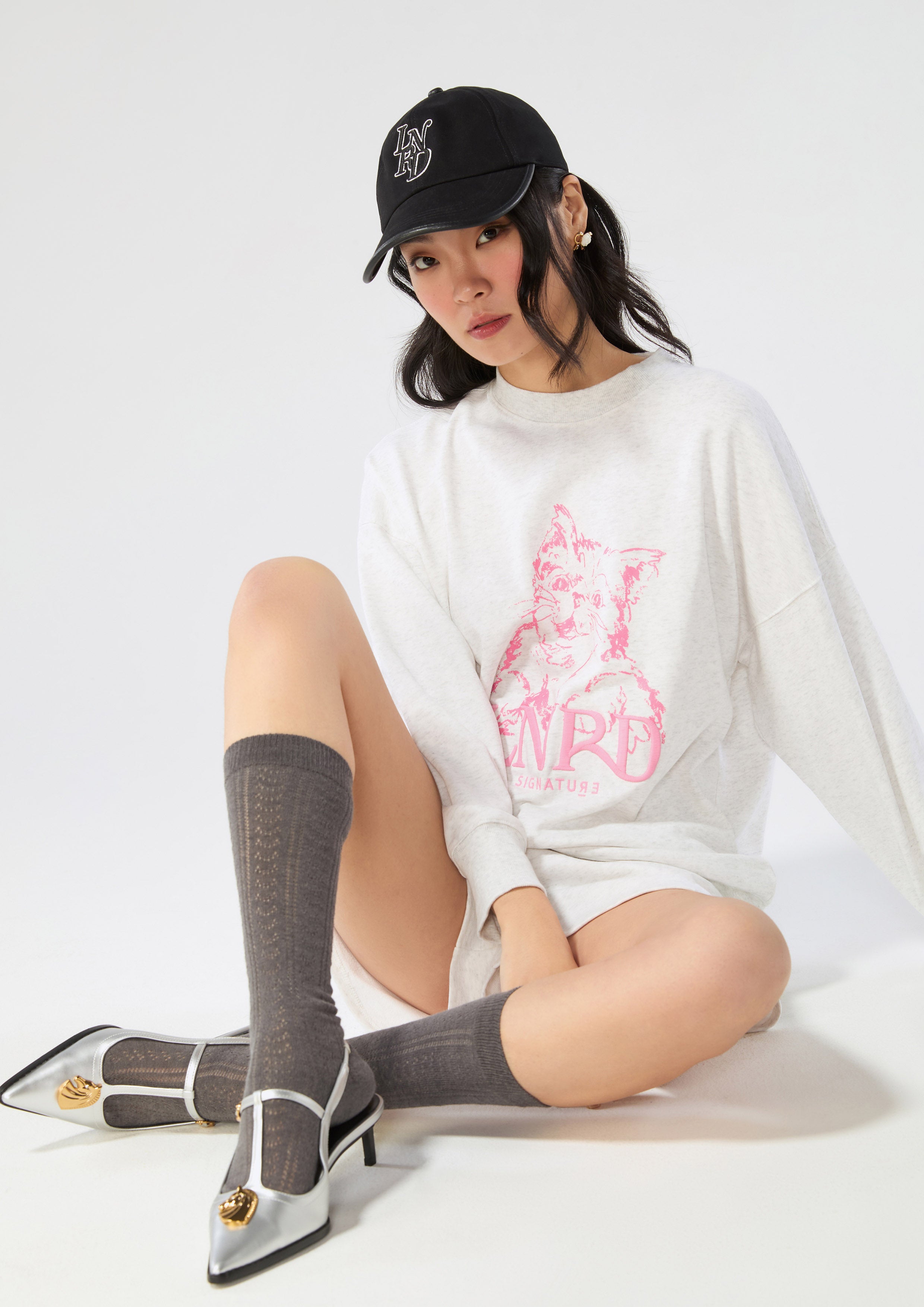 เสื้อพูลโอเวอร์แขนยาว พิมพ์ลายแมว ปักโลโก้ คอลเลกชัน Signature