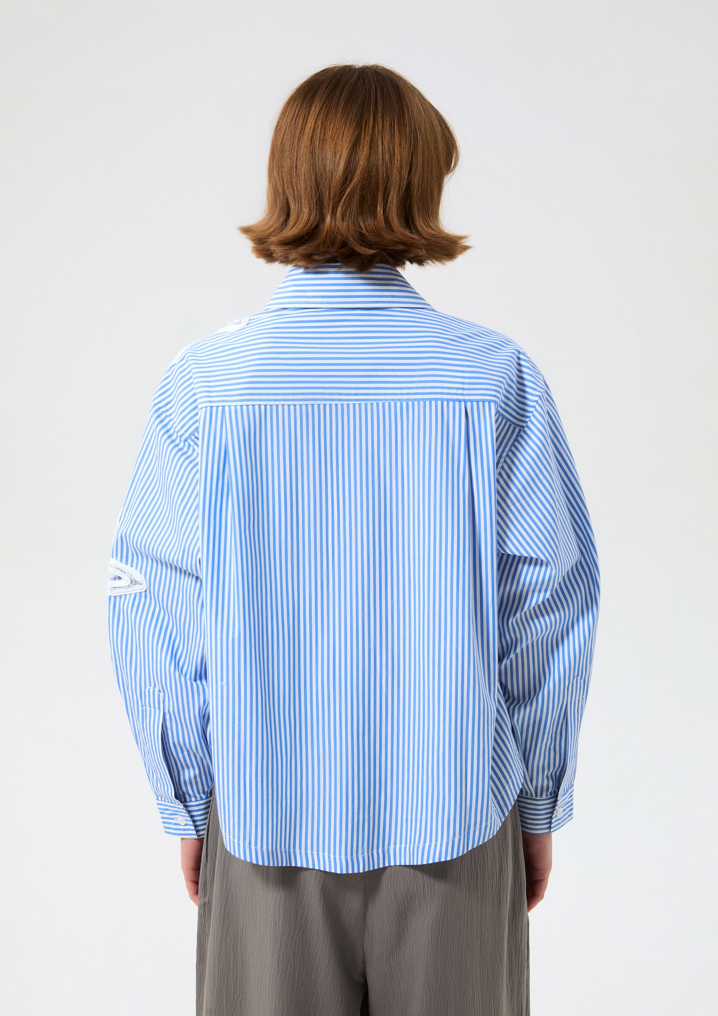 เสื้อเชิ้ตครอปลายทางฉลุลายดอกไม้ คอลเลกชัน Cruise to the Full Bloom