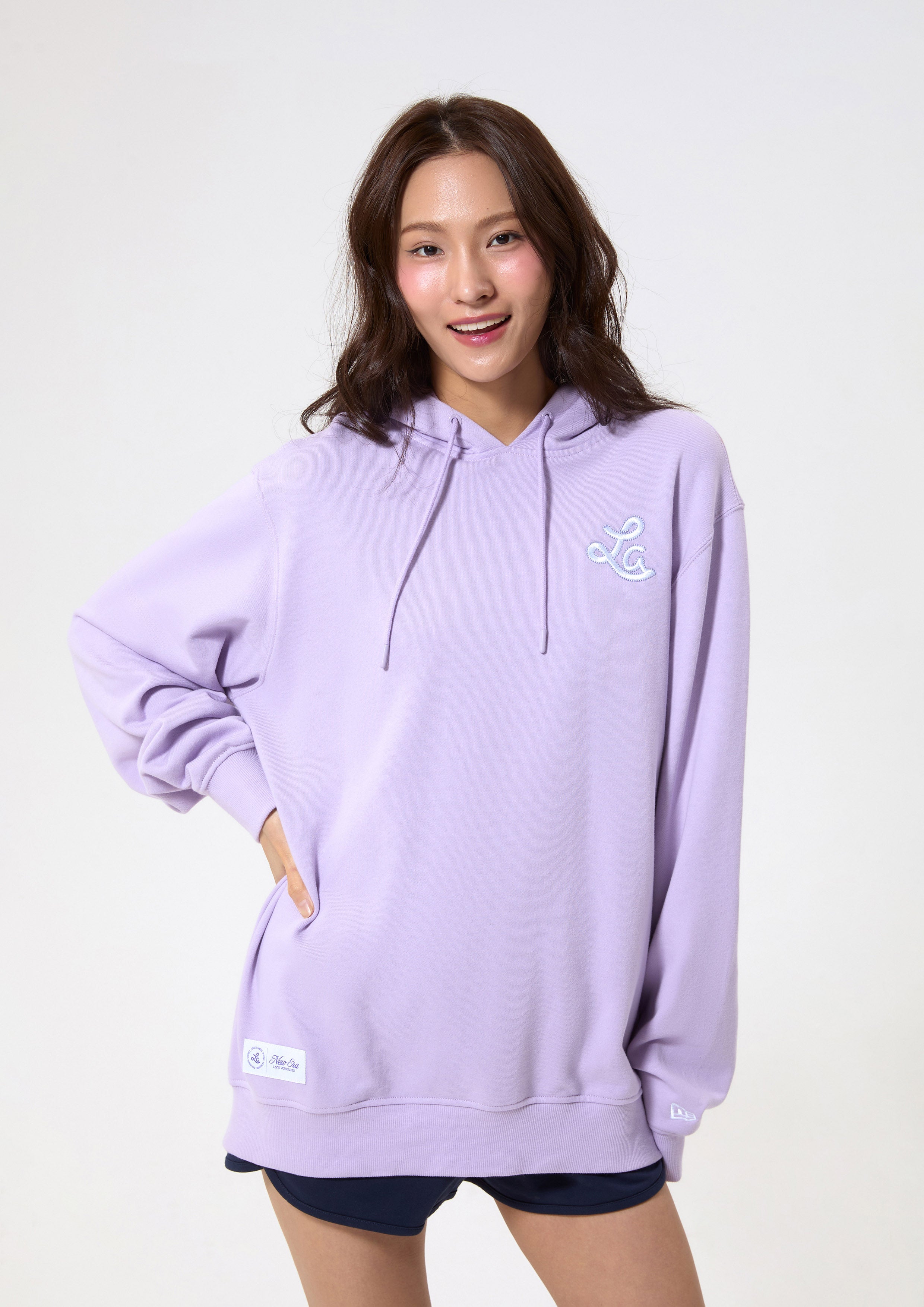 เสื้อพูลโอเวอร์แต่งฮู้ดปักโลโก้ คอลเลกชัน LA x New Era