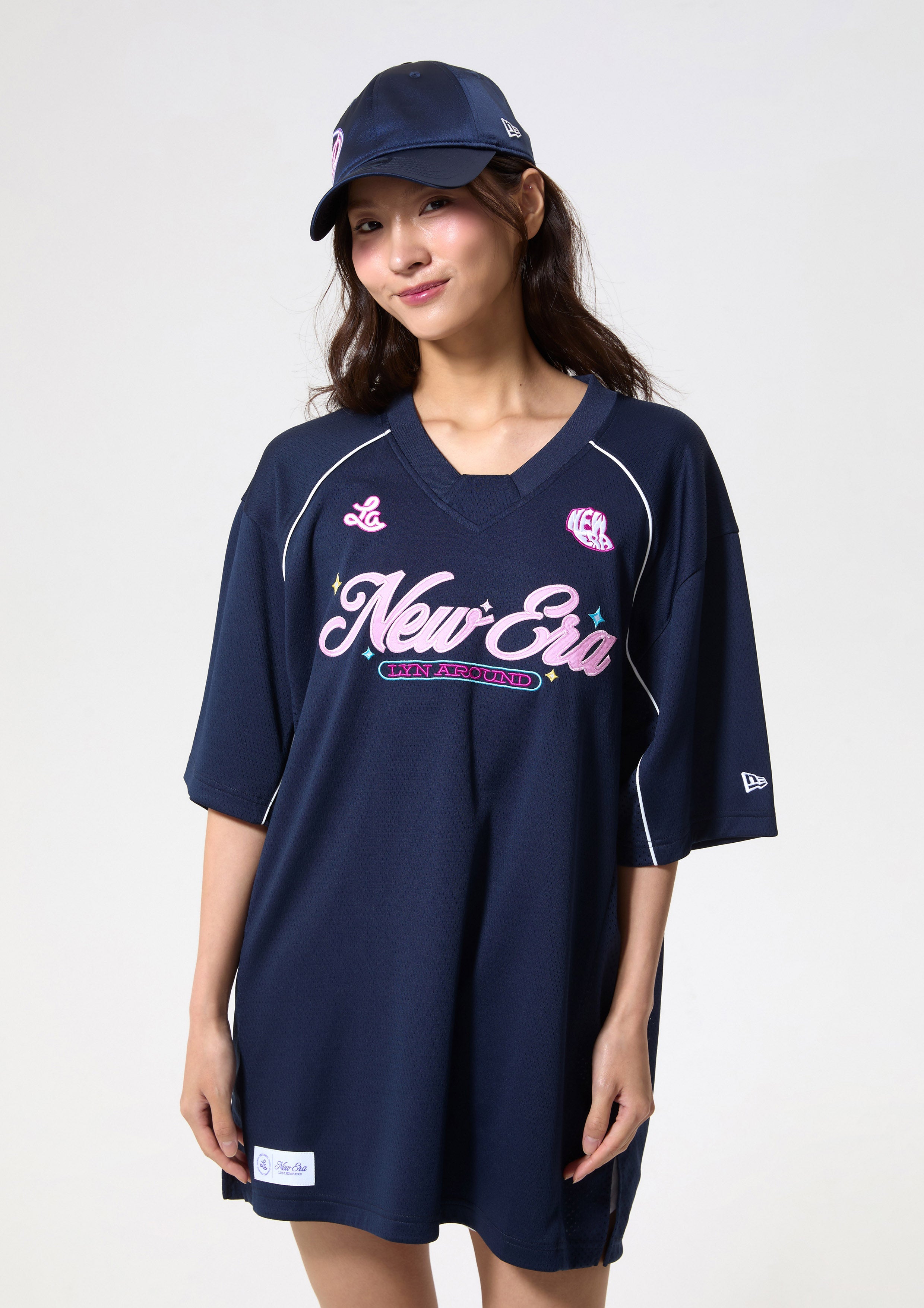 เสื้อยืดแขนยาวพิมพ์โลโก้นีออนแต่งพาแนลลูกไม้ คอลเลกชัน LA x New Era