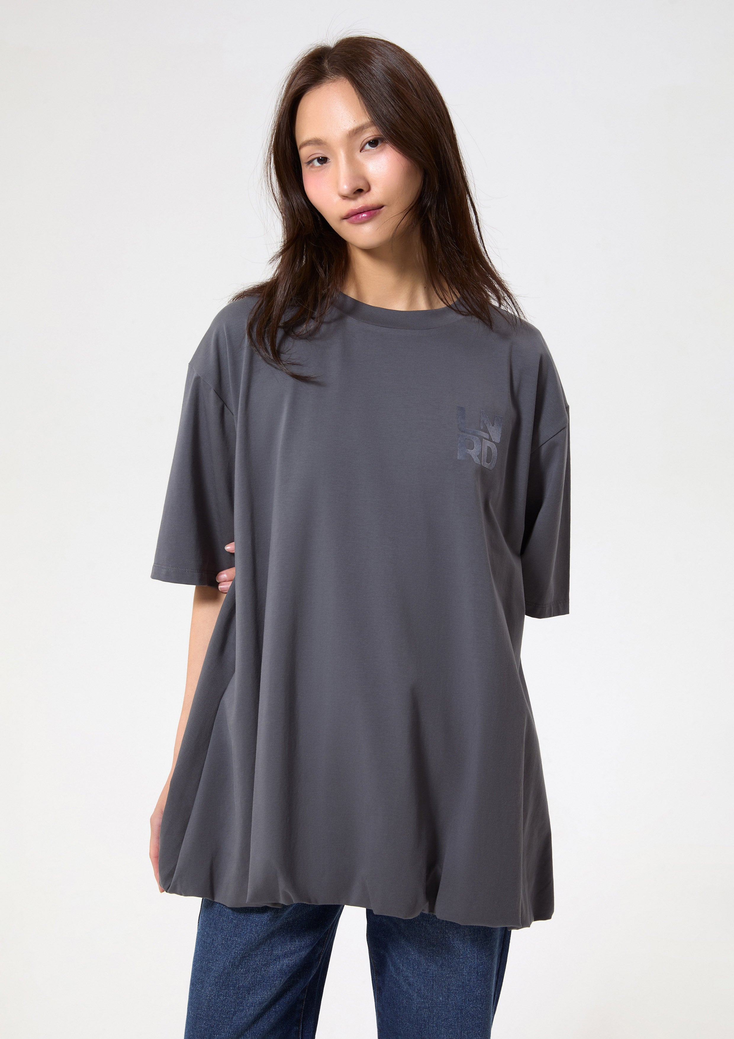 เสื้อยืดทรงรีแล็กซ์ชายเสื้อพอง คอลเลกชัน Play Spell