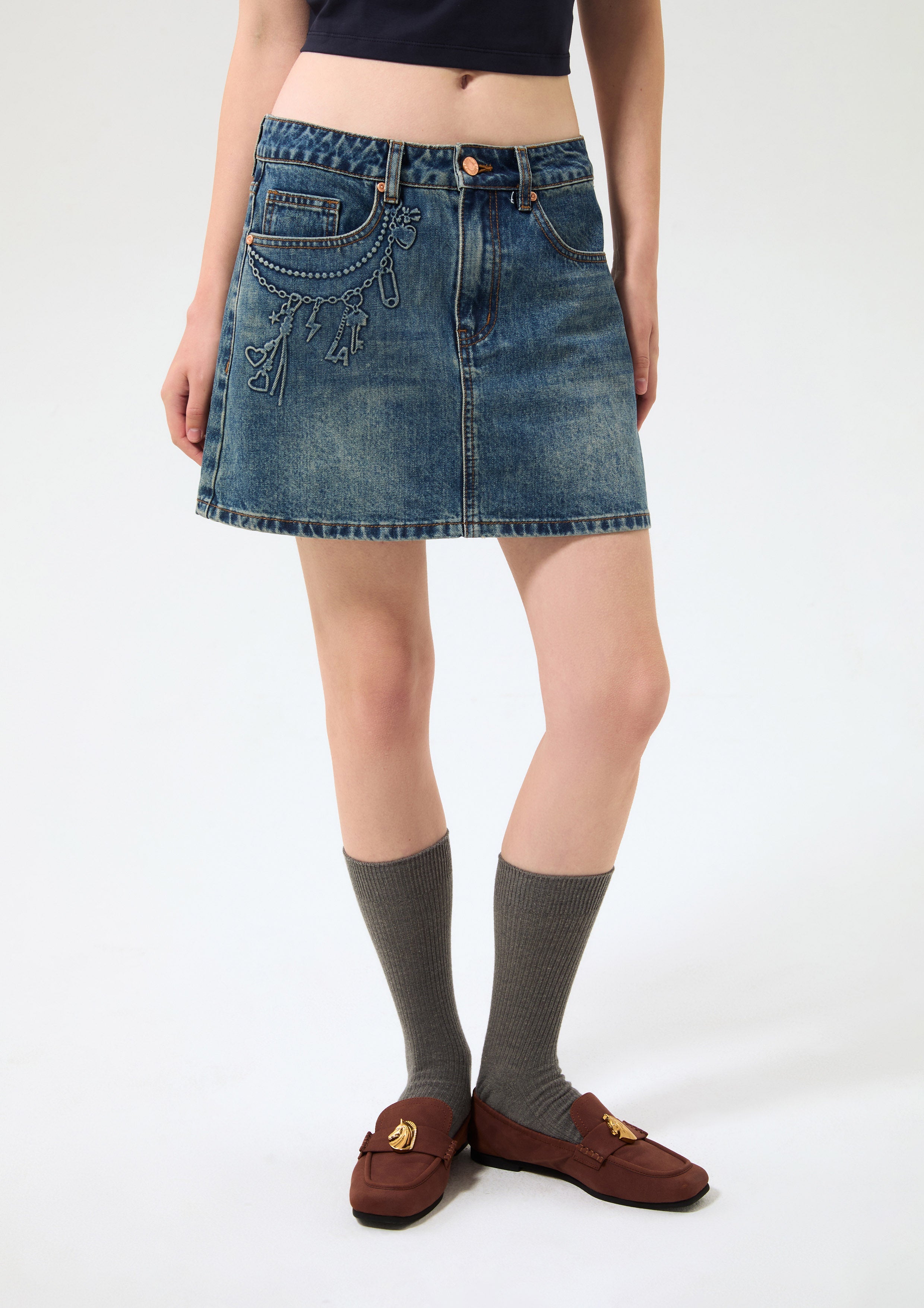 กระโปรงสั้นเดนิมปั๊มลาย คอลเลกชัน Basic Denim