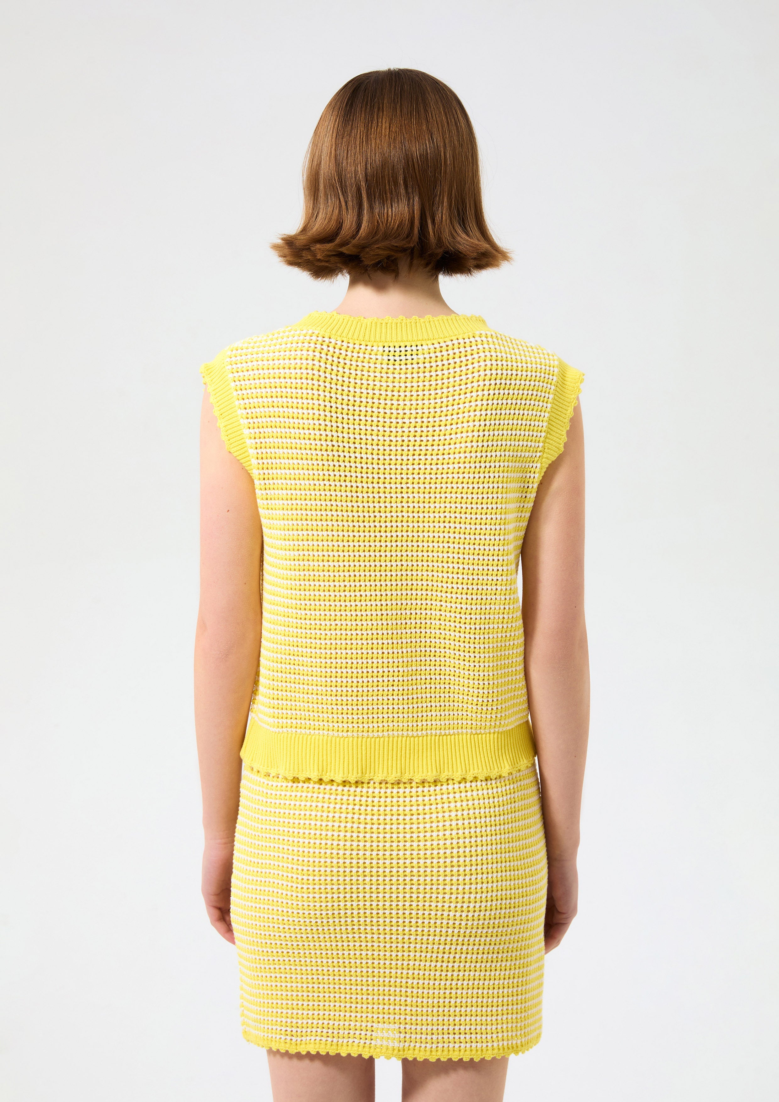 เสื้อถักโครเช่ต์แต่งขอบลอน คอลเลกชัน Blossom Elegance