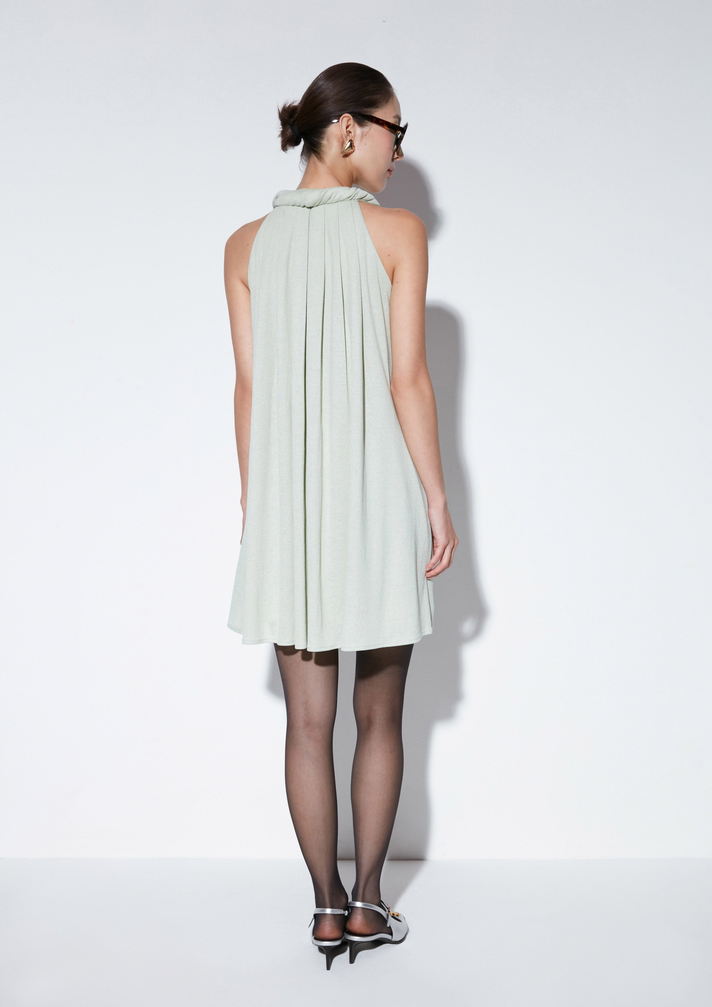 เดรสสั้นคอเสื้อบิดเกลียว คอลเลกชัน The Icon Queen