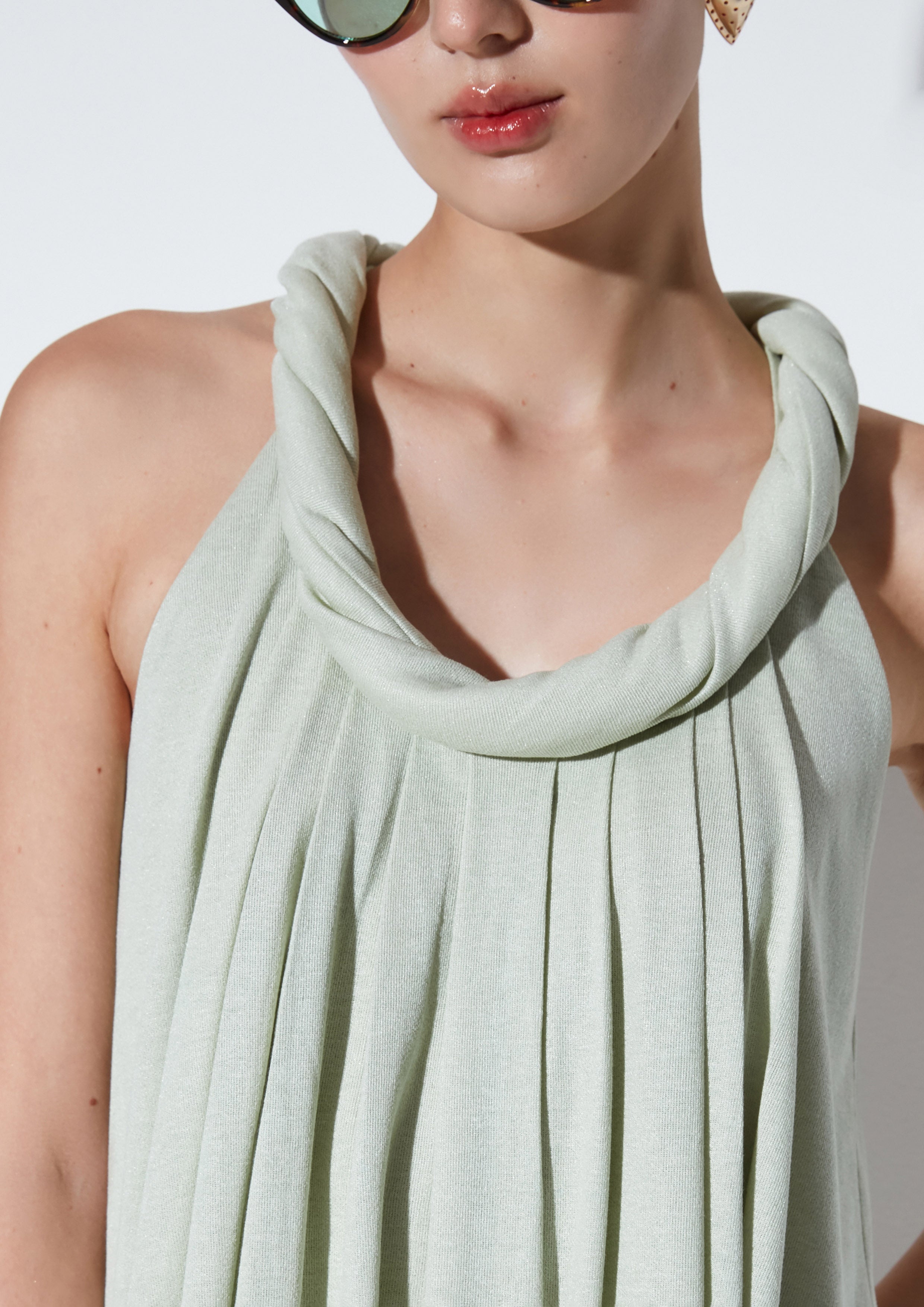 เดรสสั้นคอเสื้อบิดเกลียว คอลเลกชัน The Icon Queen