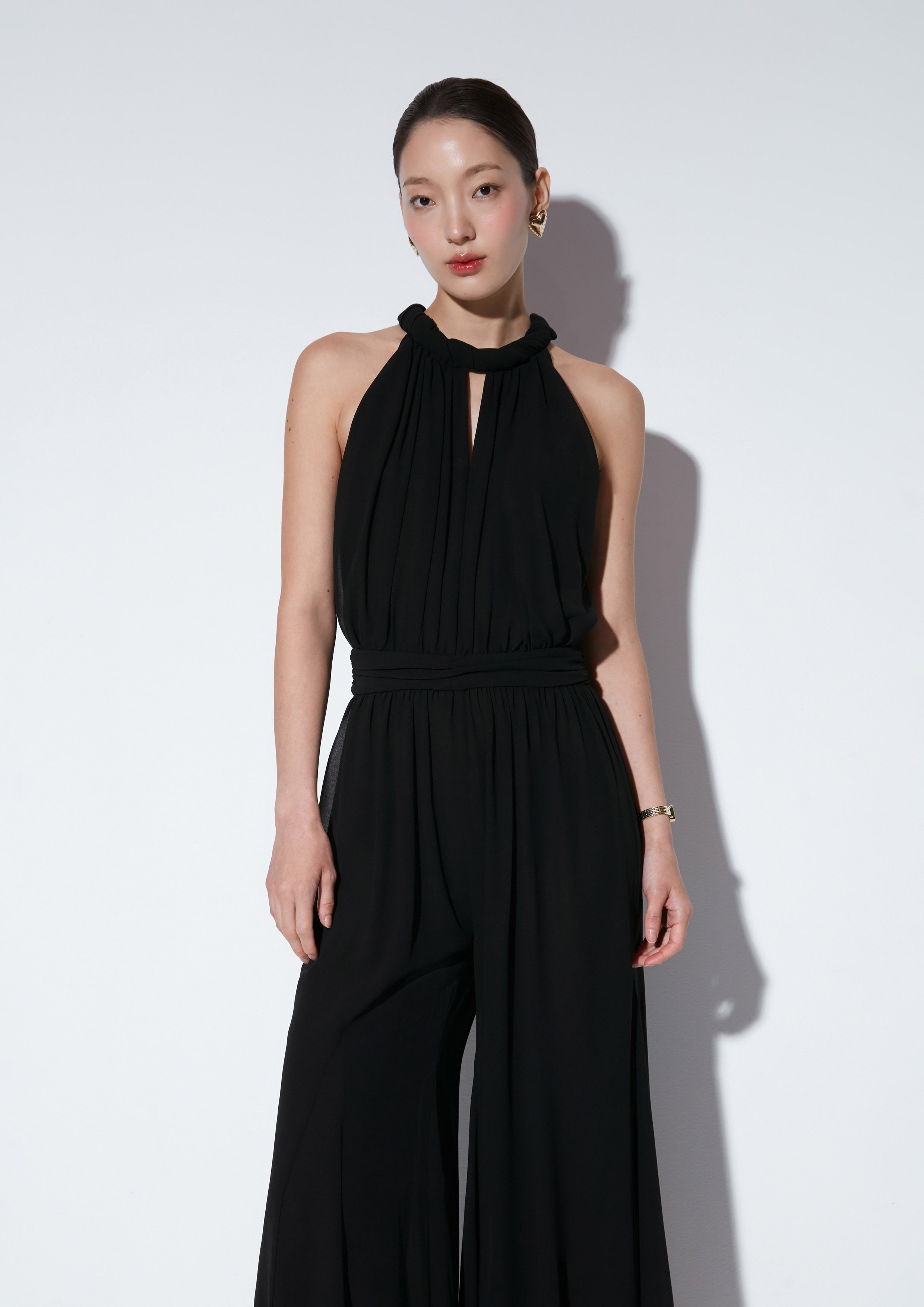 จัมพ์สูทจับจีบคอเสื้อบิดเกลียว คอลเลกชัน The Icon Queen