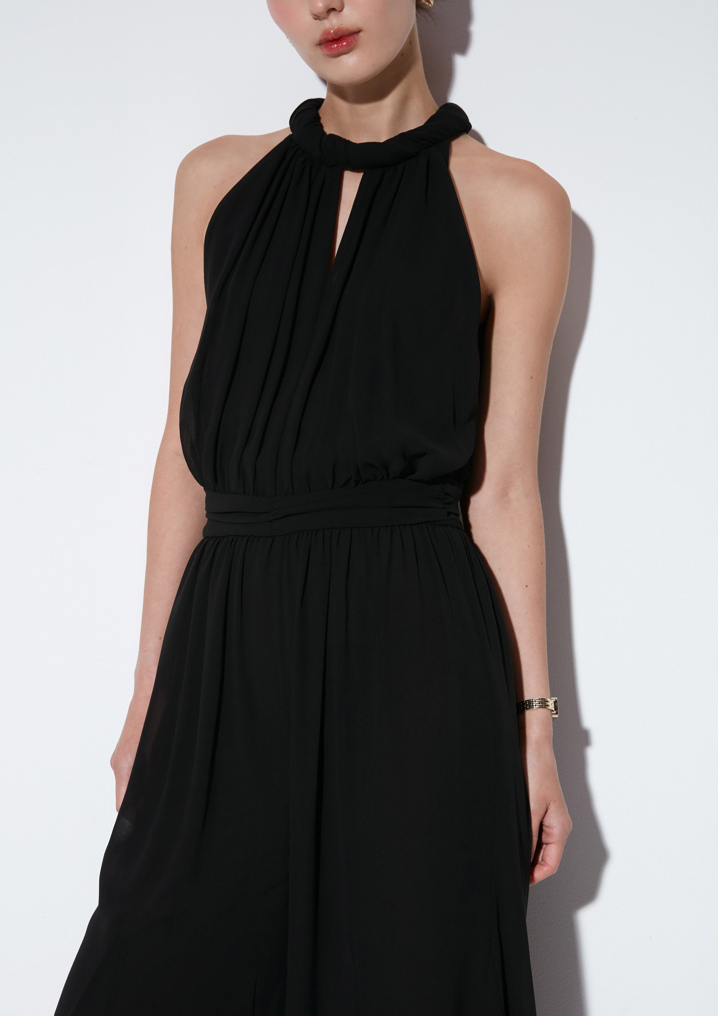 จัมพ์สูทจับจีบคอเสื้อบิดเกลียว คอลเลกชัน The Icon Queen