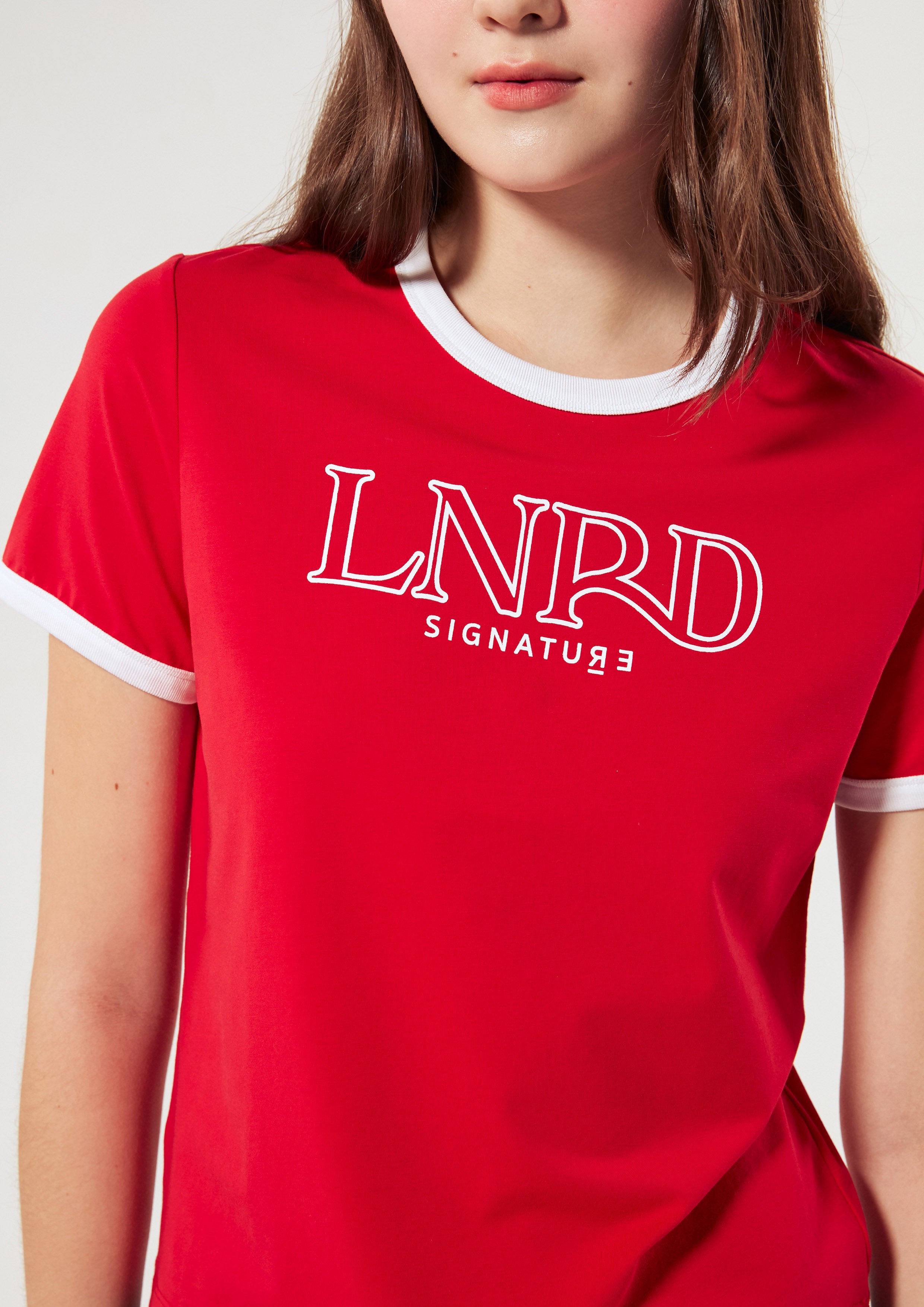 เสื้อยืดแขนสั้น ขอบสีคอนทราสต์ คอลเลกชัน LNRD Signature