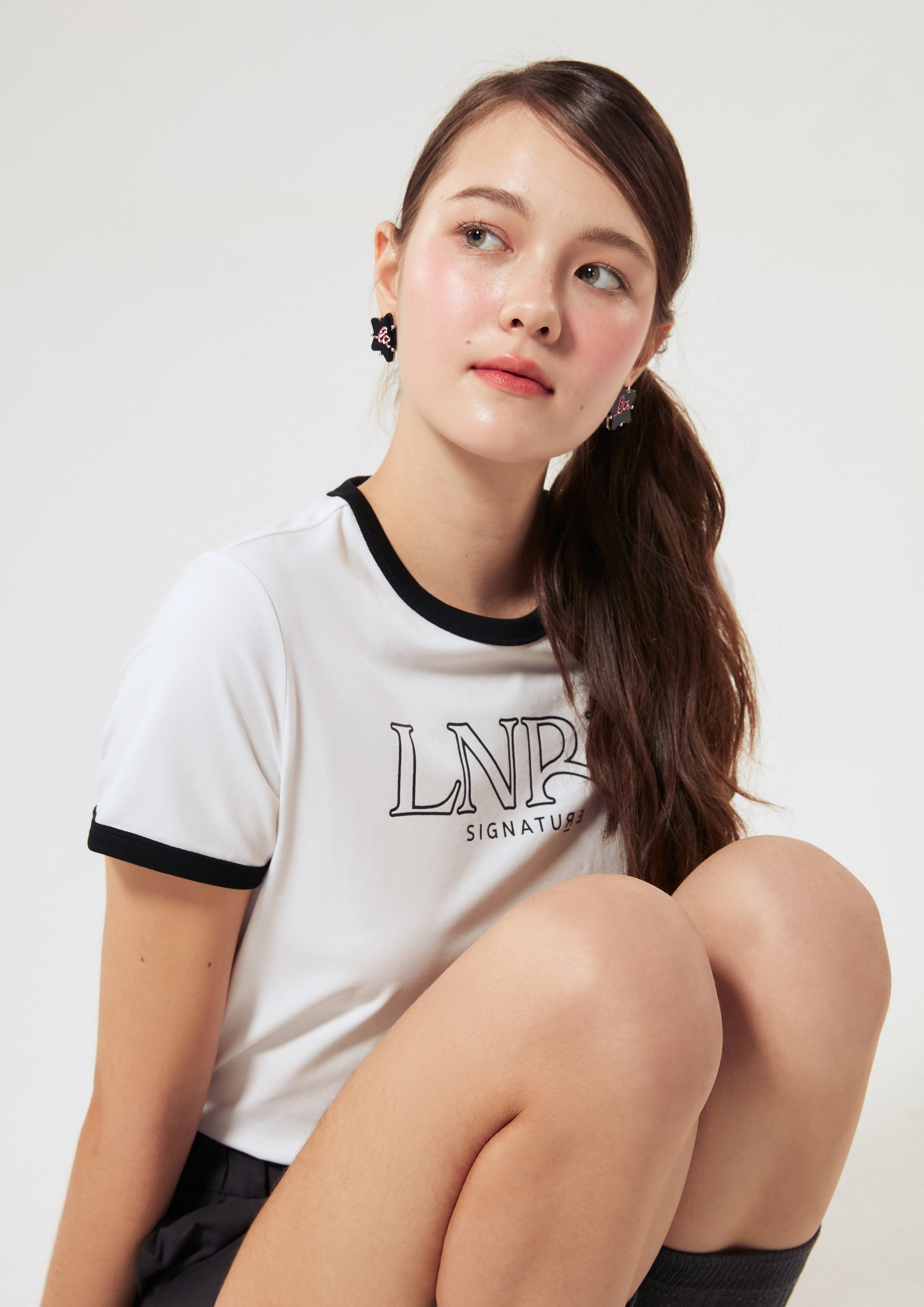 เสื้อยืดแขนสั้น ขอบสีคอนทราสต์ คอลเลกชัน Signature