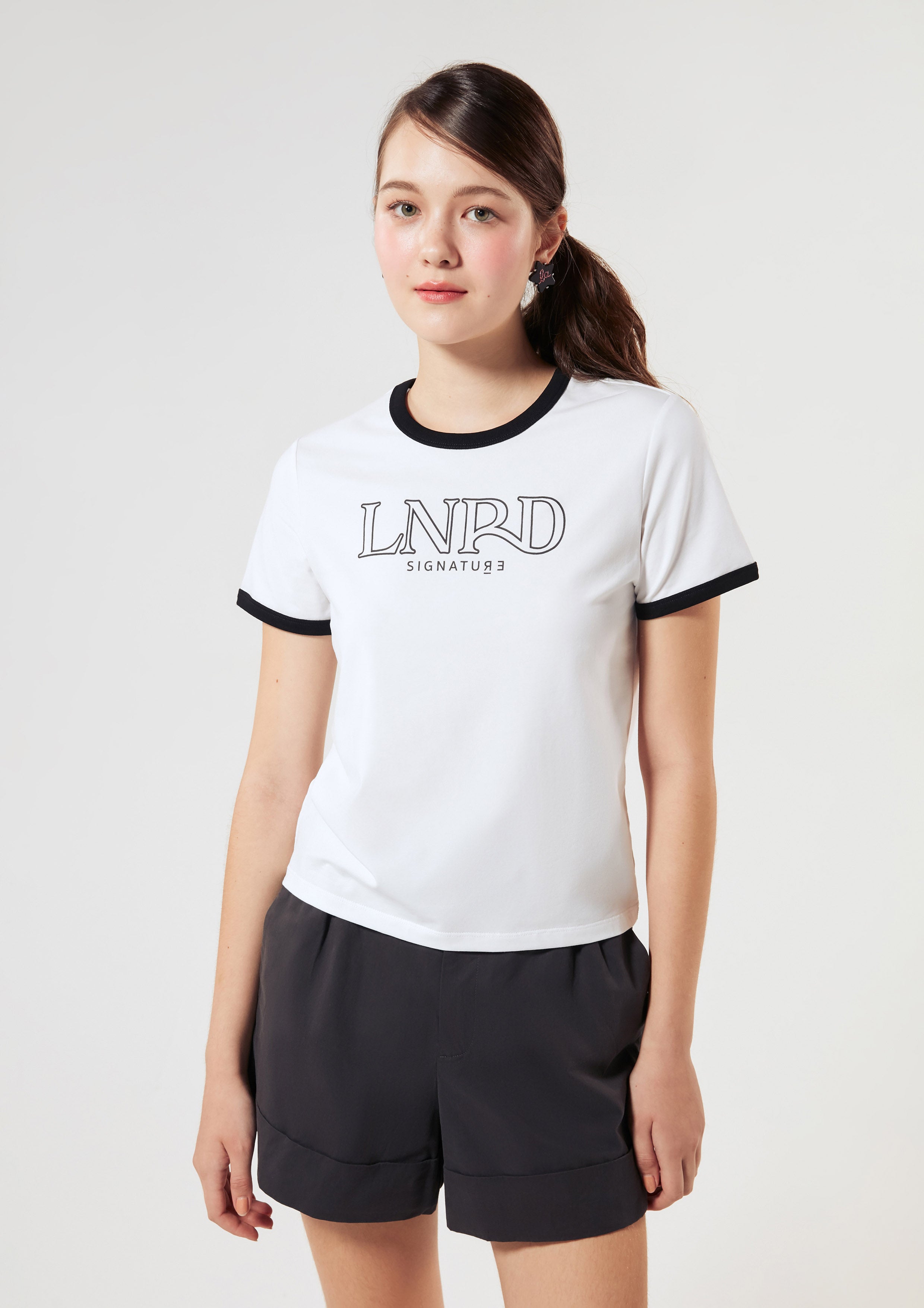 เสื้อยืดแขนสั้น ขอบสีคอนทราสต์ คอลเลกชัน Signature