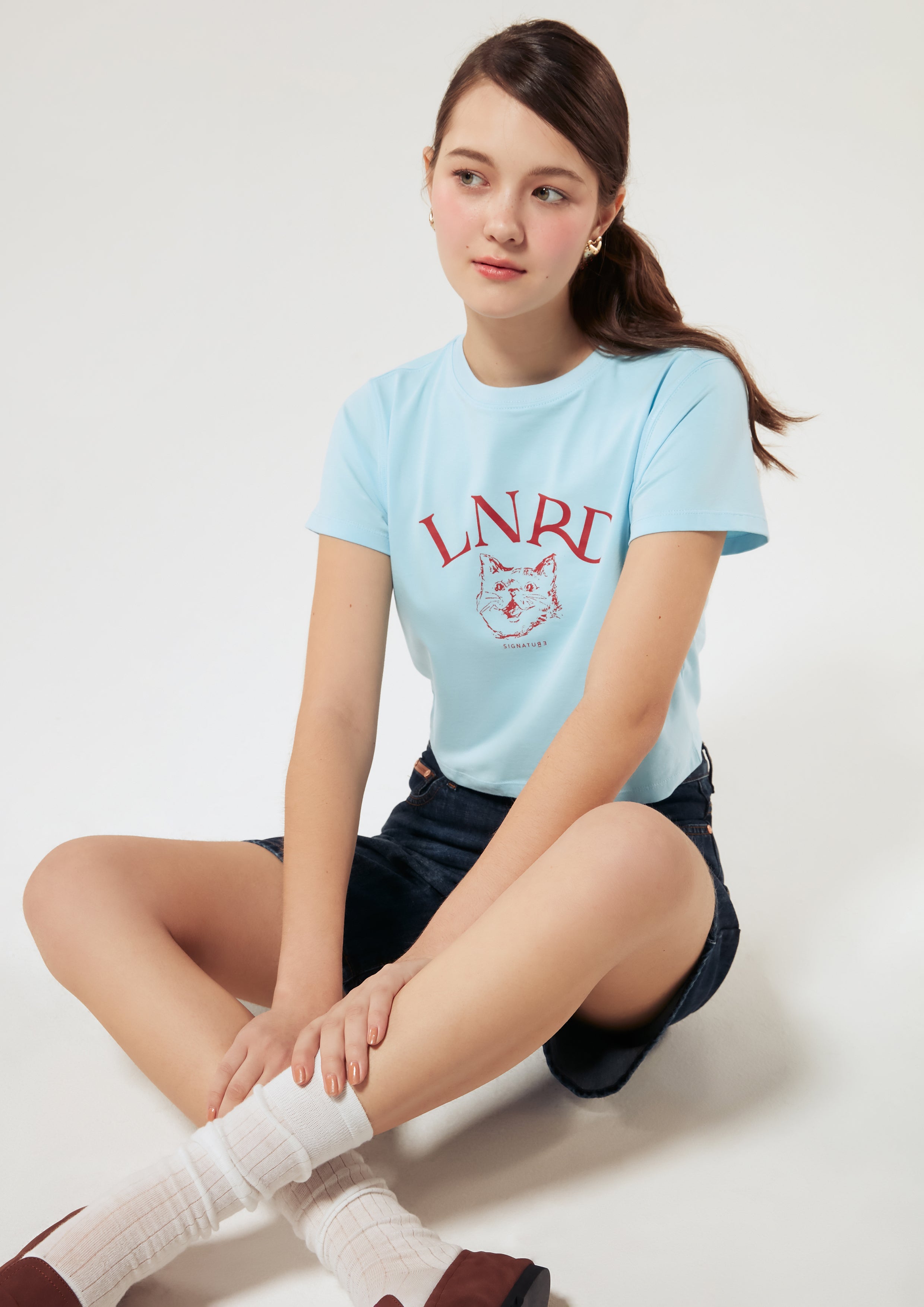 เสื้อครอปแขนสั้น พิมพ์ลายแมวและโลโก้ คอลเลกชัน Signature