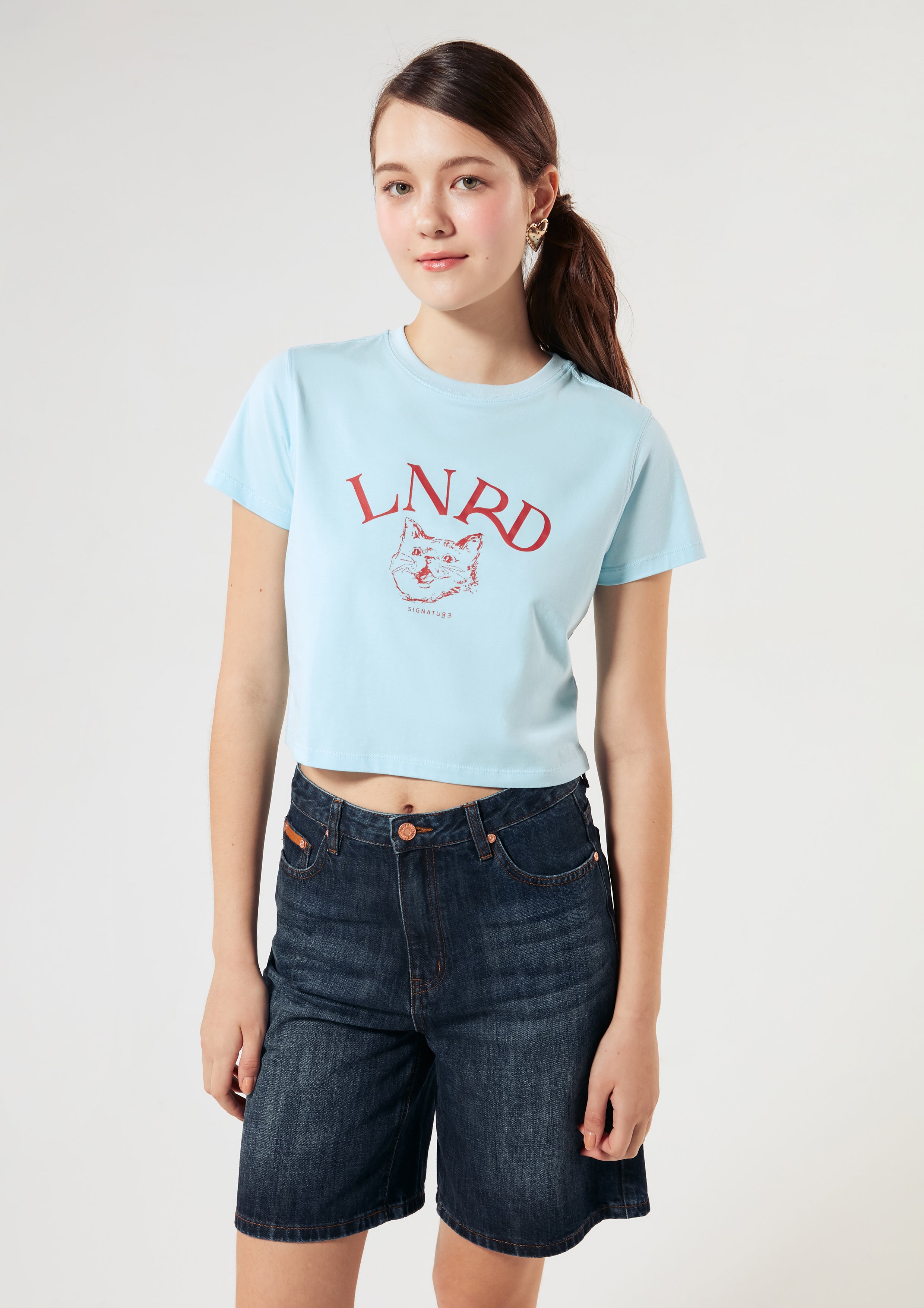 เสื้อครอปแขนสั้น พิมพ์ลายแมวและโลโก้ คอลเลกชัน Signature