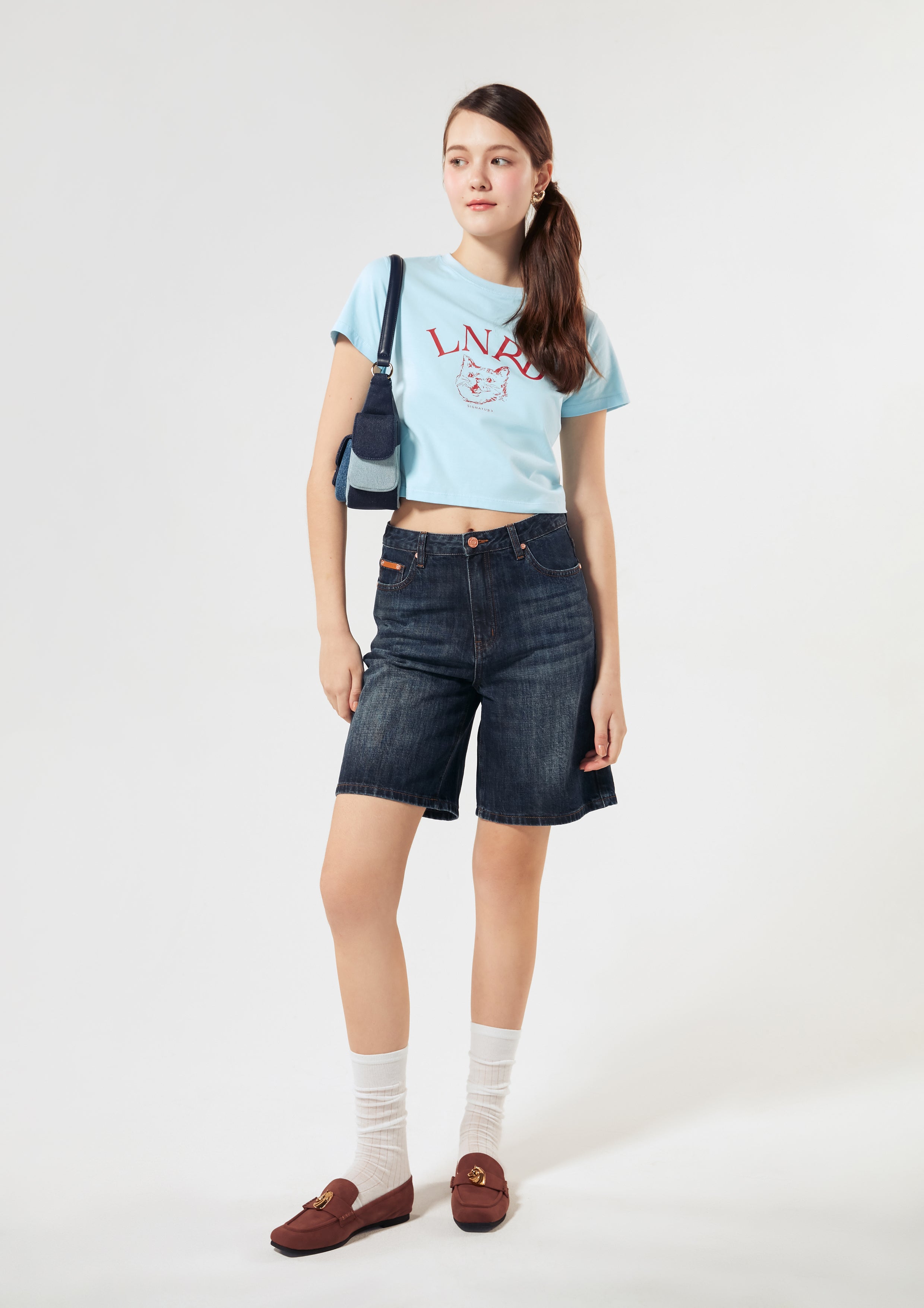 เสื้อครอปแขนสั้น พิมพ์ลายแมวและโลโก้ คอลเลกชัน LNRD Signature