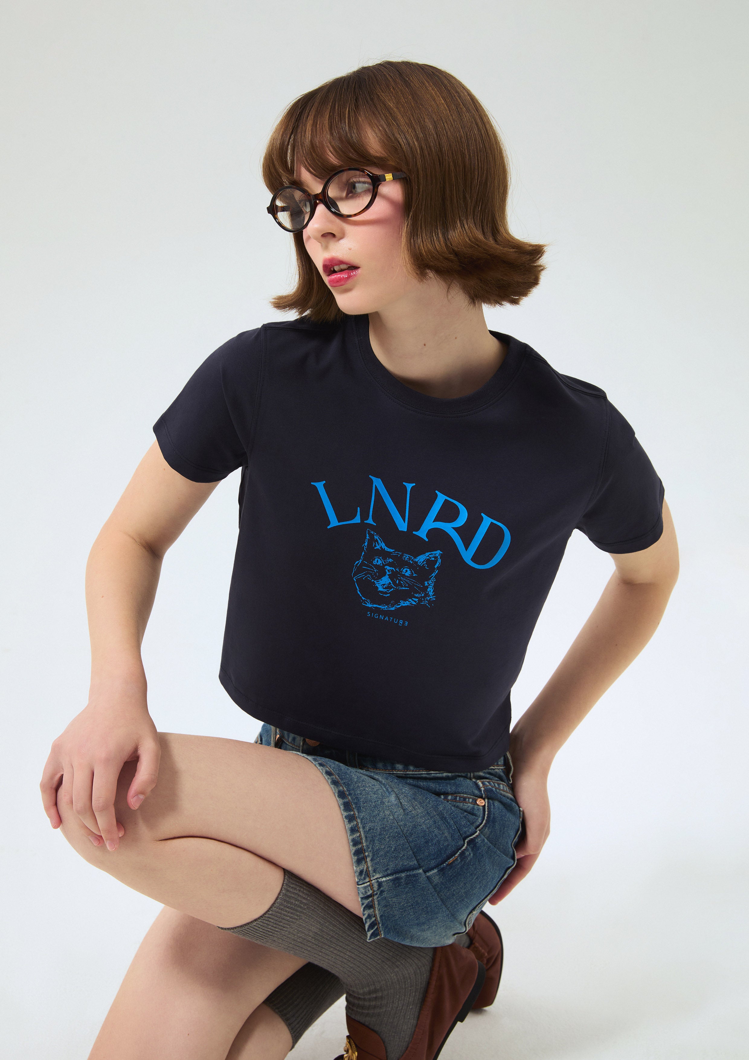 เสื้อครอปแขนสั้น พิมพ์ลายแมวและโลโก้ คอลเลกชัน Signature