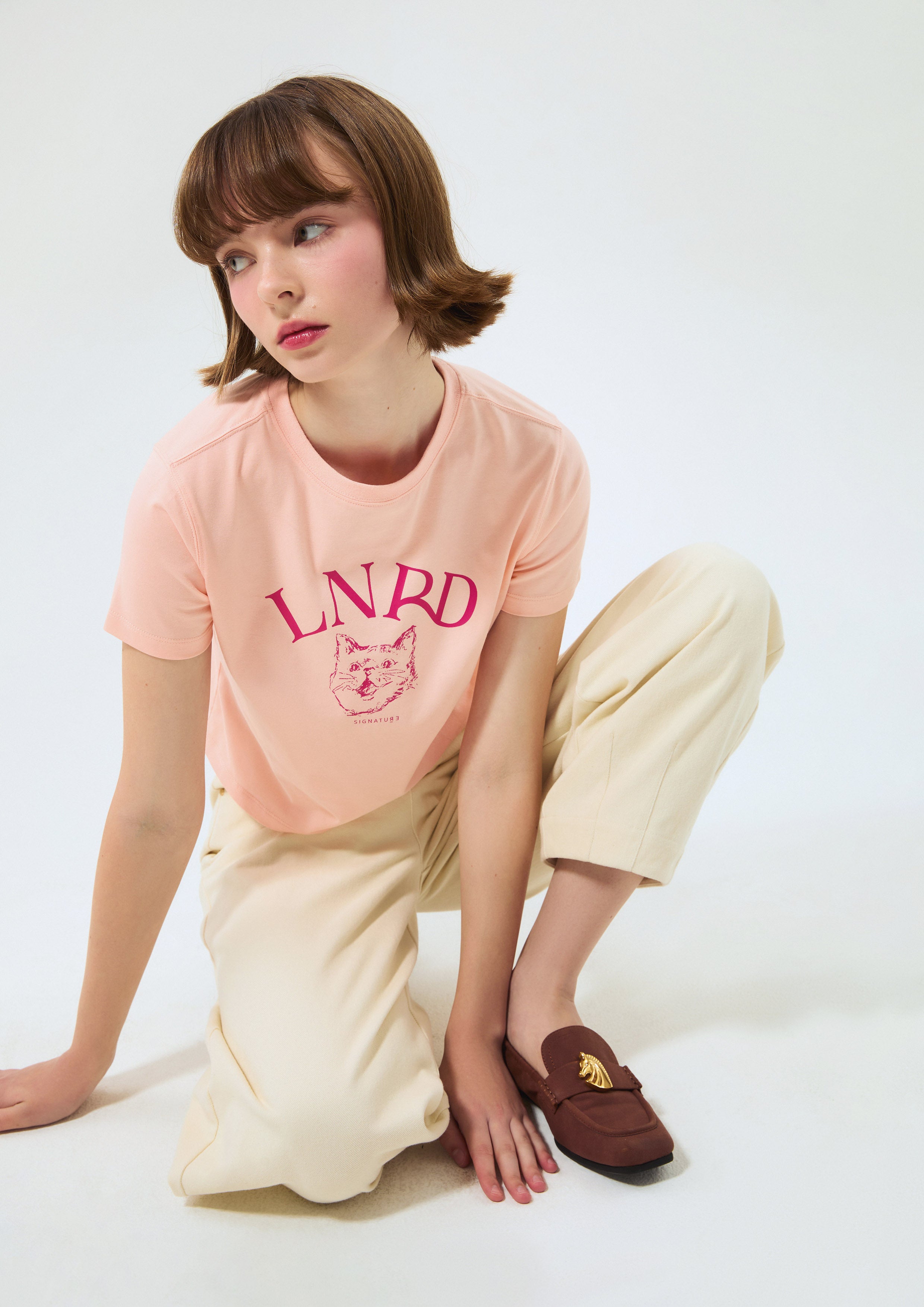 เสื้อครอปแขนสั้น พิมพ์ลายแมวและโลโก้ คอลเลกชัน Signature