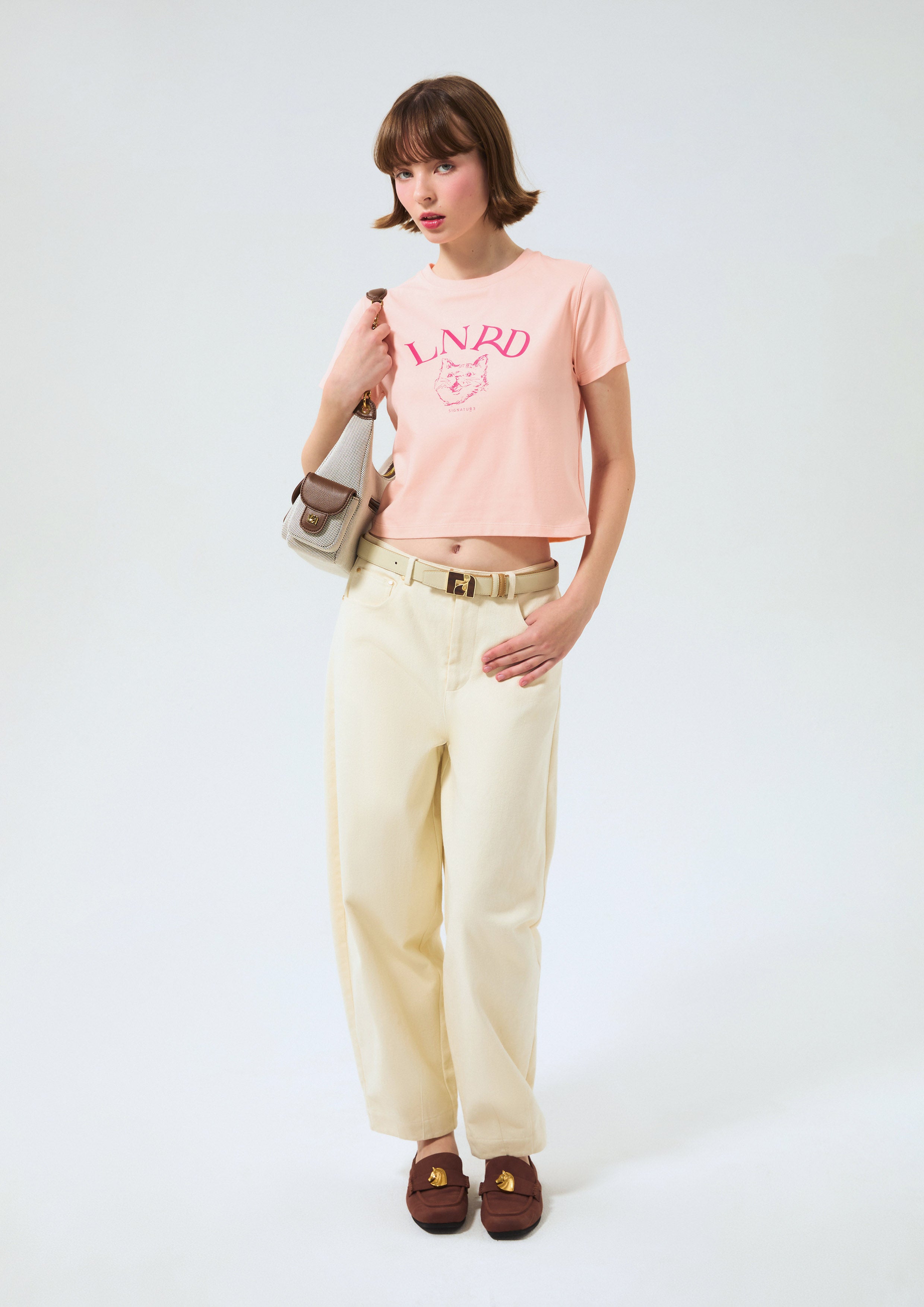 เสื้อครอปแขนสั้น พิมพ์ลายแมวและโลโก้ คอลเลกชัน Signature