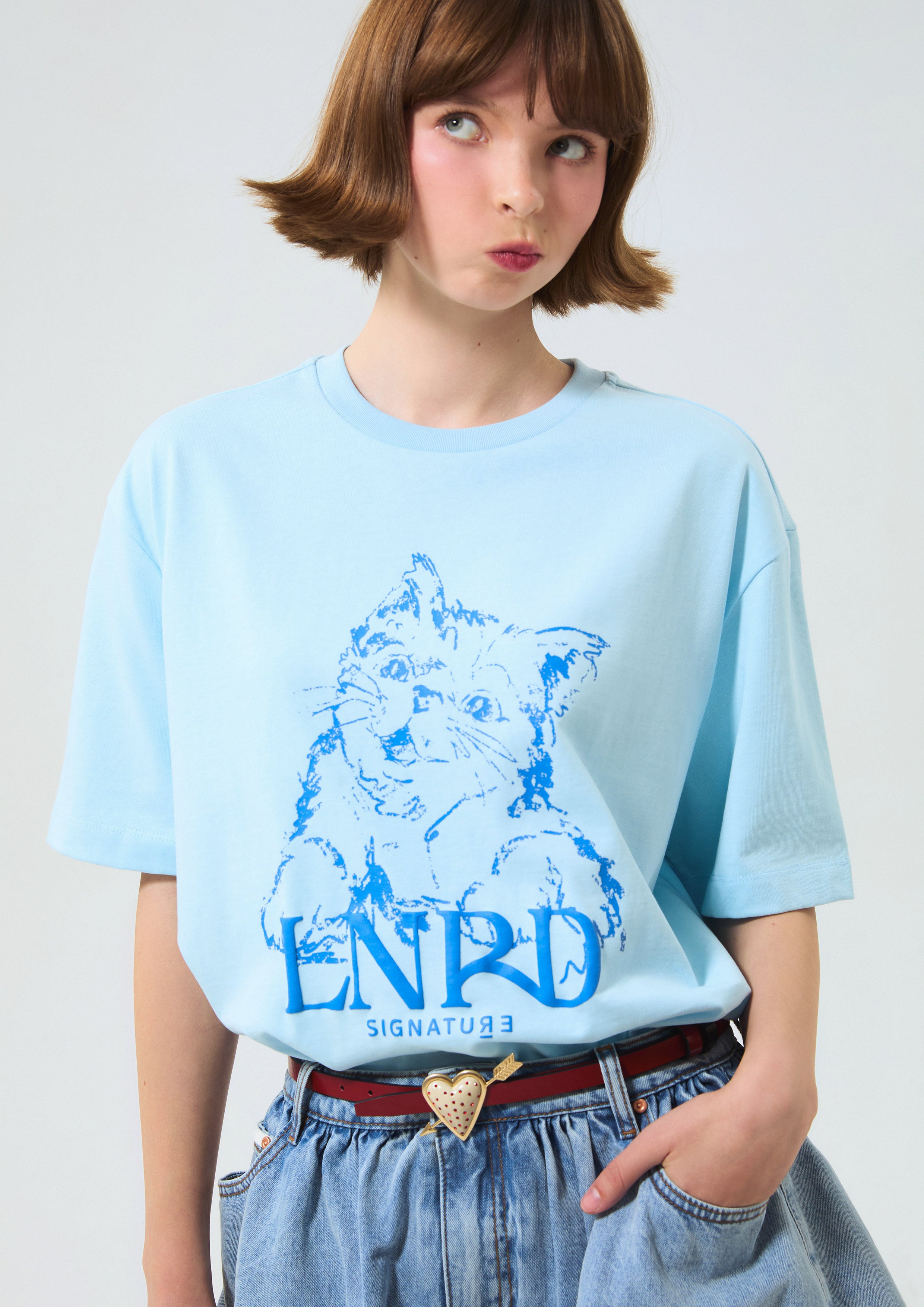 เสื้อยืดโอเวอร์ไซส์ พิมพ์ลายแมวและโลโก้ คอลเลกชัน Signature