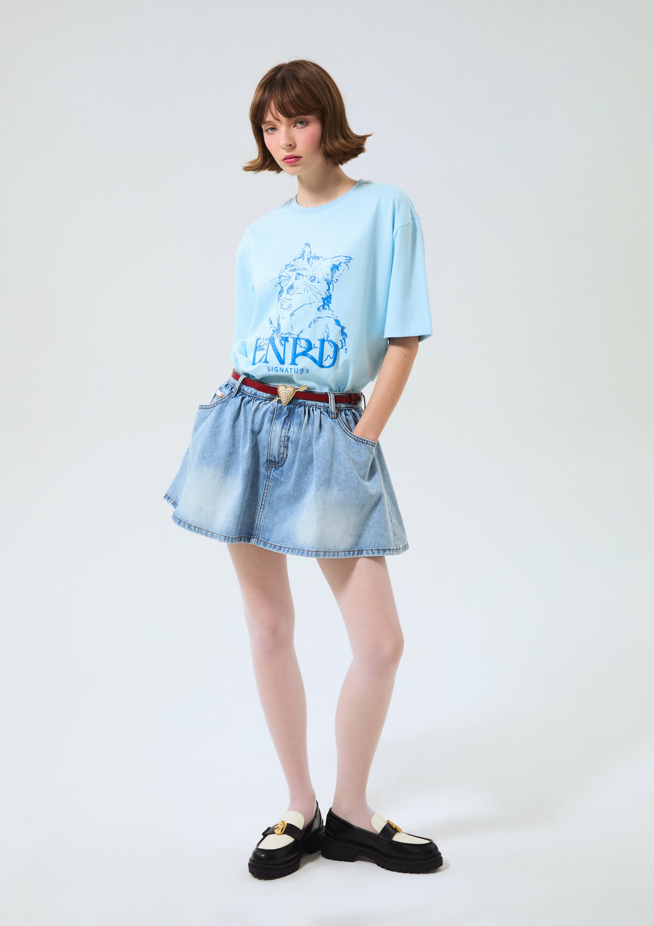 เสื้อยืดโอเวอร์ไซส์ พิมพ์ลายแมวและโลโก้ คอลเลกชัน Signature