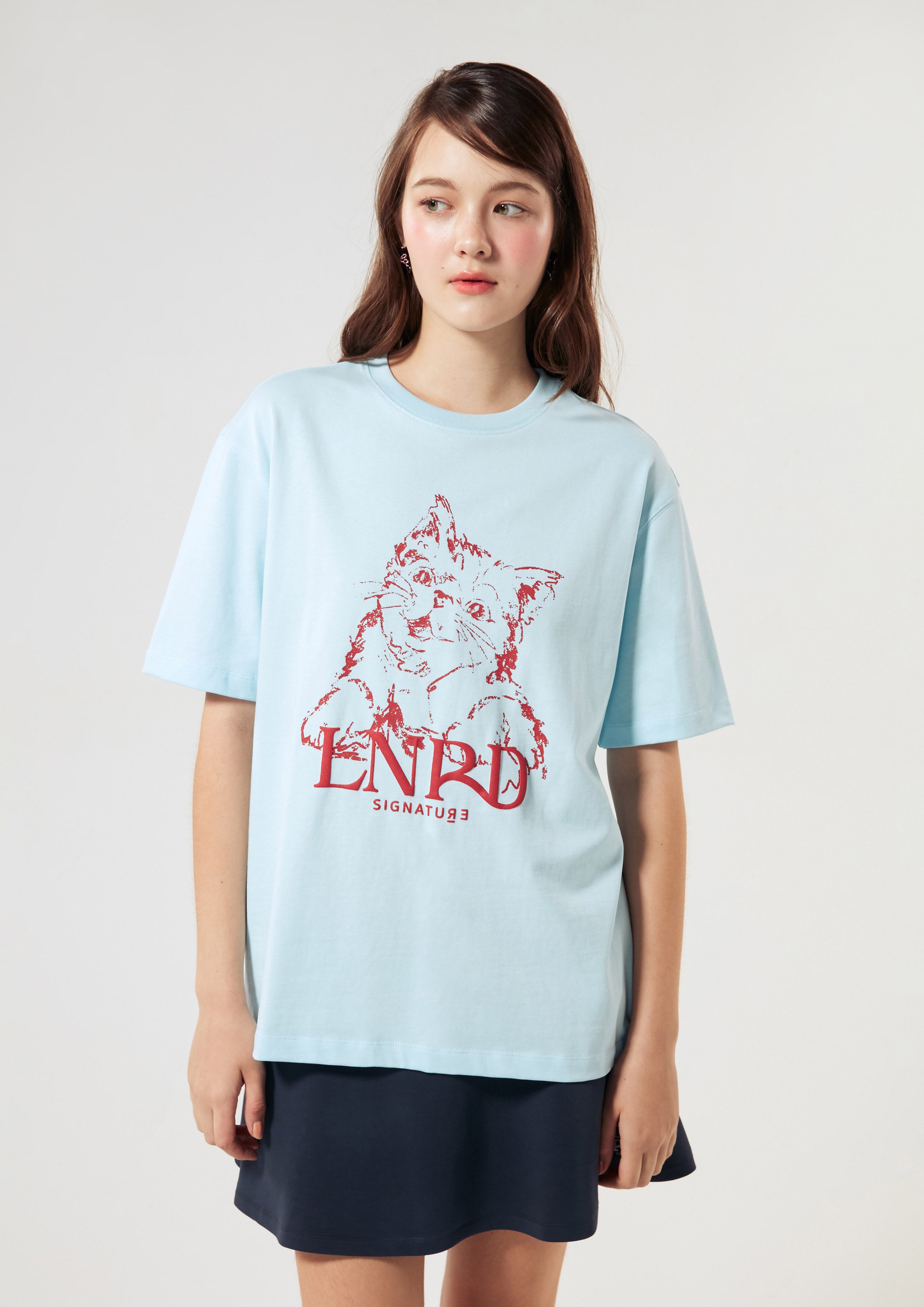 เสื้อยืดโอเวอร์ไซส์ พิมพ์ลายแมวและโลโก้ คอลเลกชัน Signature