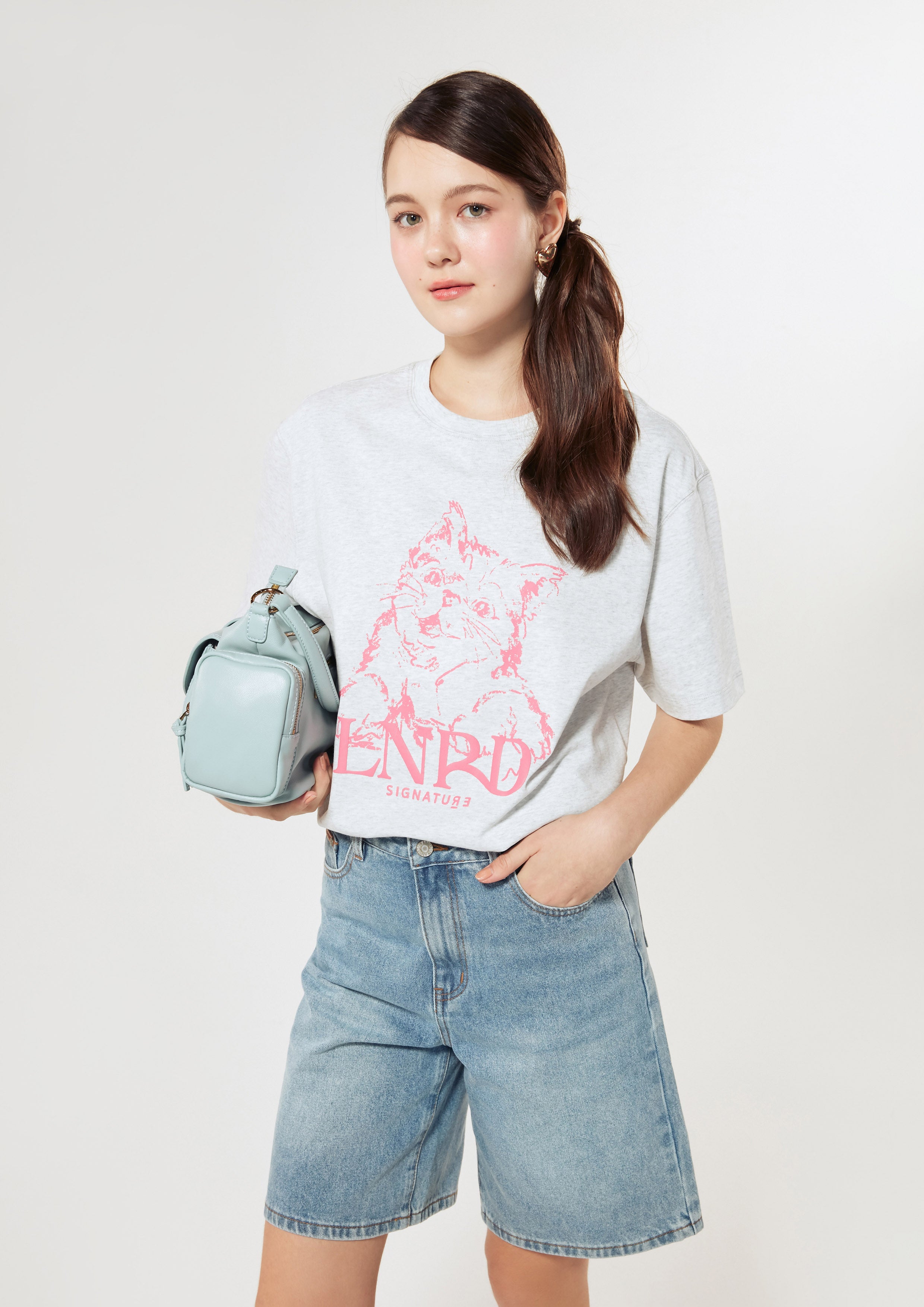 เสื้อยืดโอเวอร์ไซส์ พิมพ์ลายแมวและโลโก้ คอลเลกชัน Signature