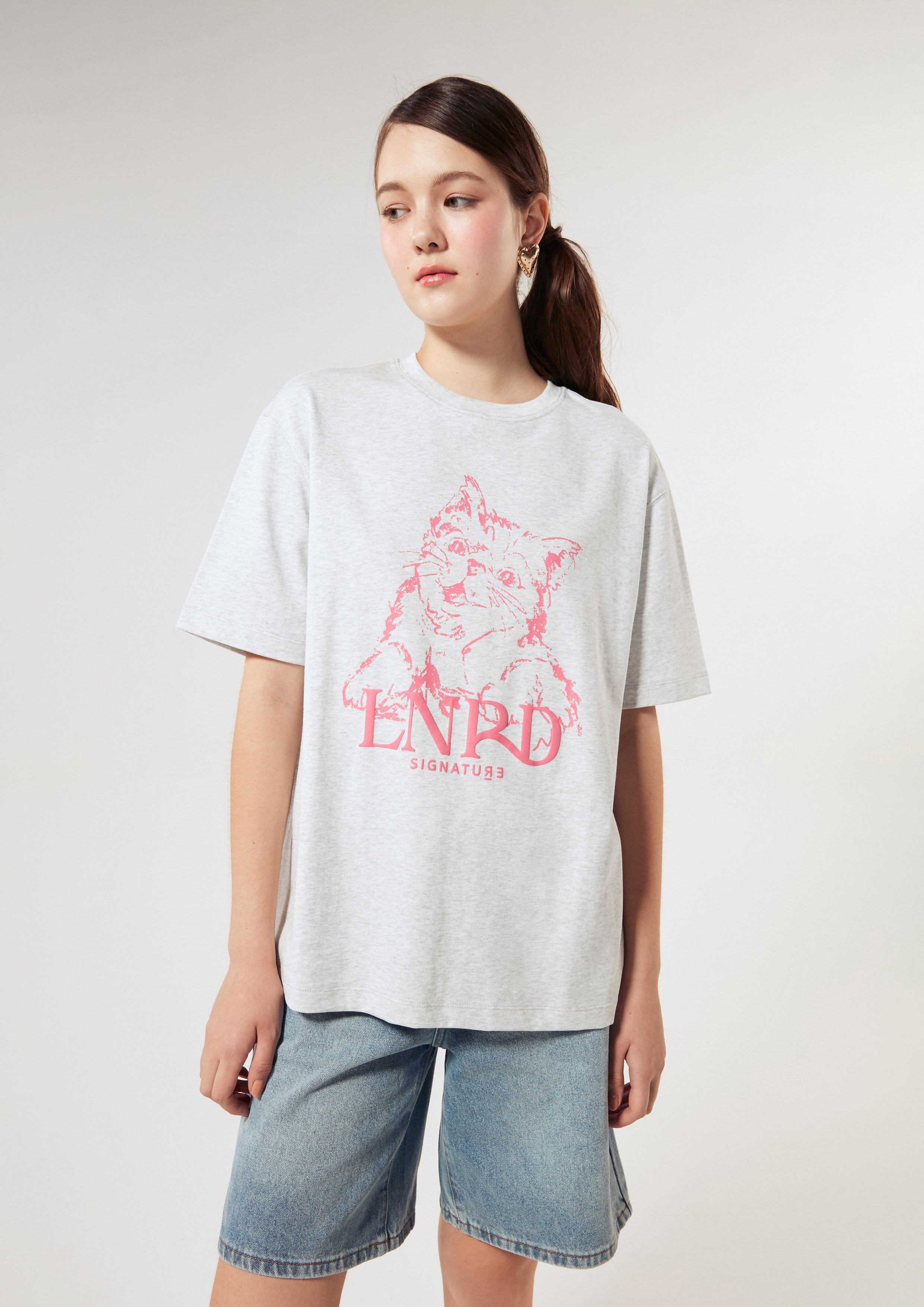 เสื้อยืดโอเวอร์ไซส์ พิมพ์ลายแมวและโลโก้ คอลเลกชัน Signature