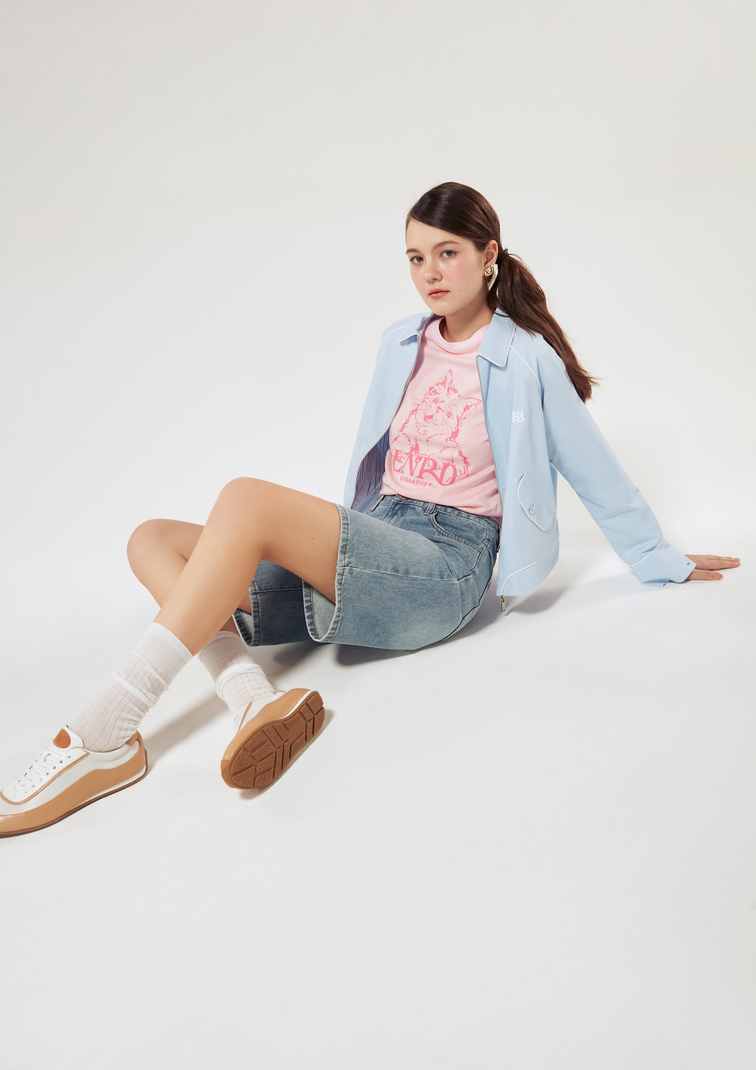 เสื้อยืดทรงสลิม พิมพ์ลายแมวและโลโก้ คอลเลกชัน Signature