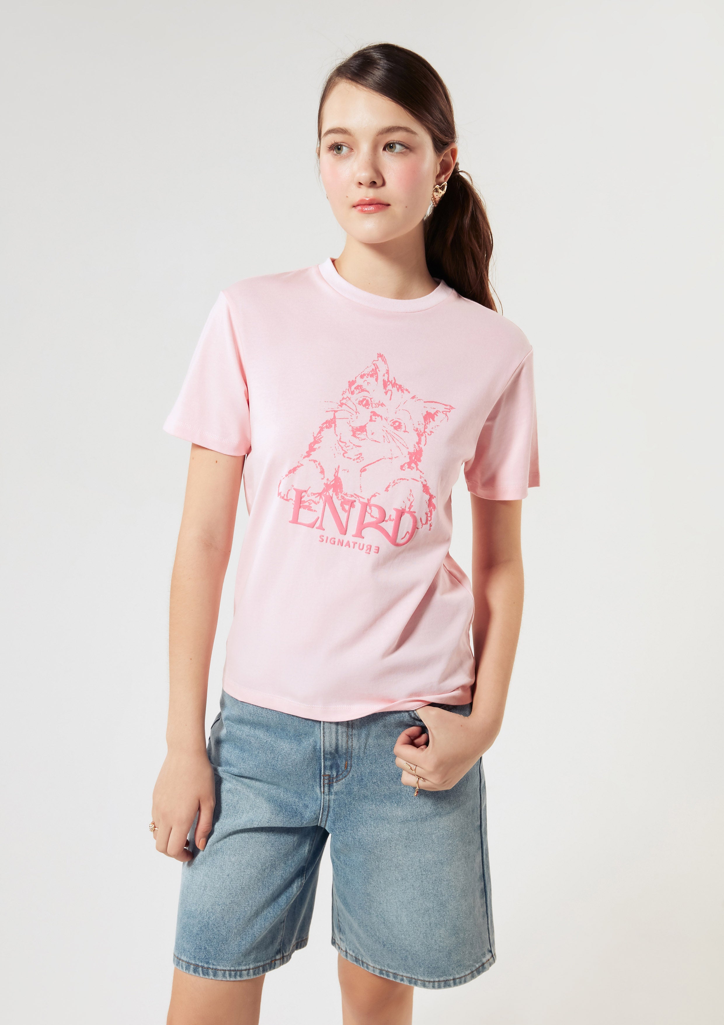 เสื้อยืดทรงสลิม พิมพ์ลายแมวและโลโก้ คอลเลกชัน Signature