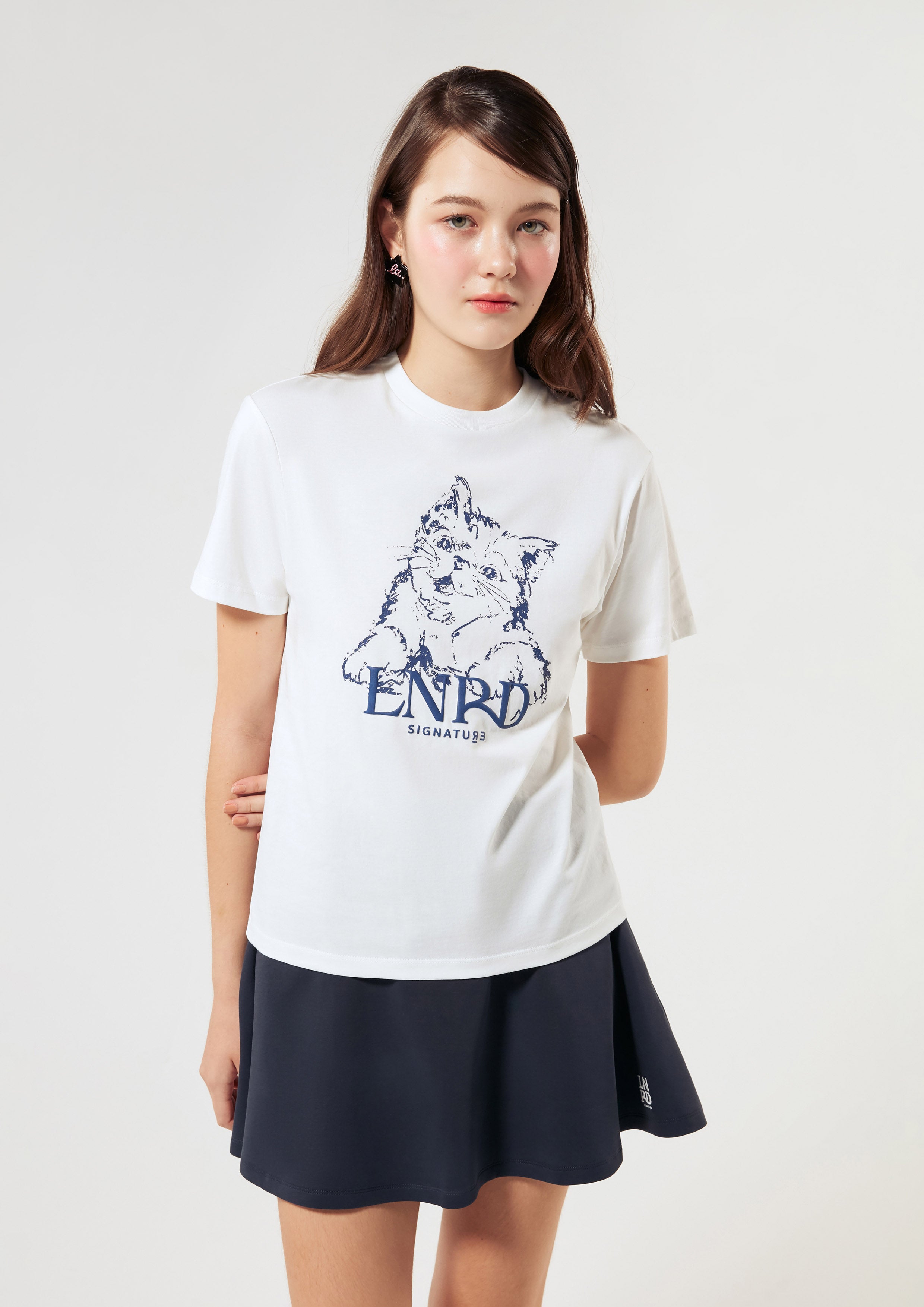 เสื้อยืดทรงสลิม พิมพ์ลายแมวและโลโก้ คอลเลกชัน Signature