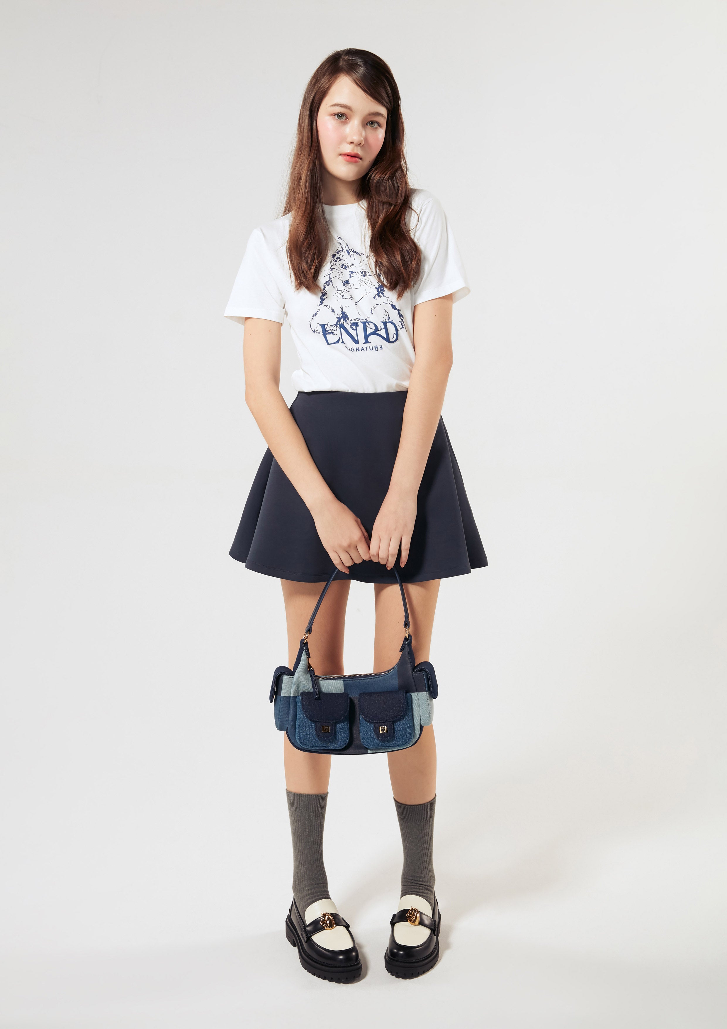 เสื้อยืดทรงสลิม พิมพ์ลายแมวและโลโก้ คอลเลกชัน Signature