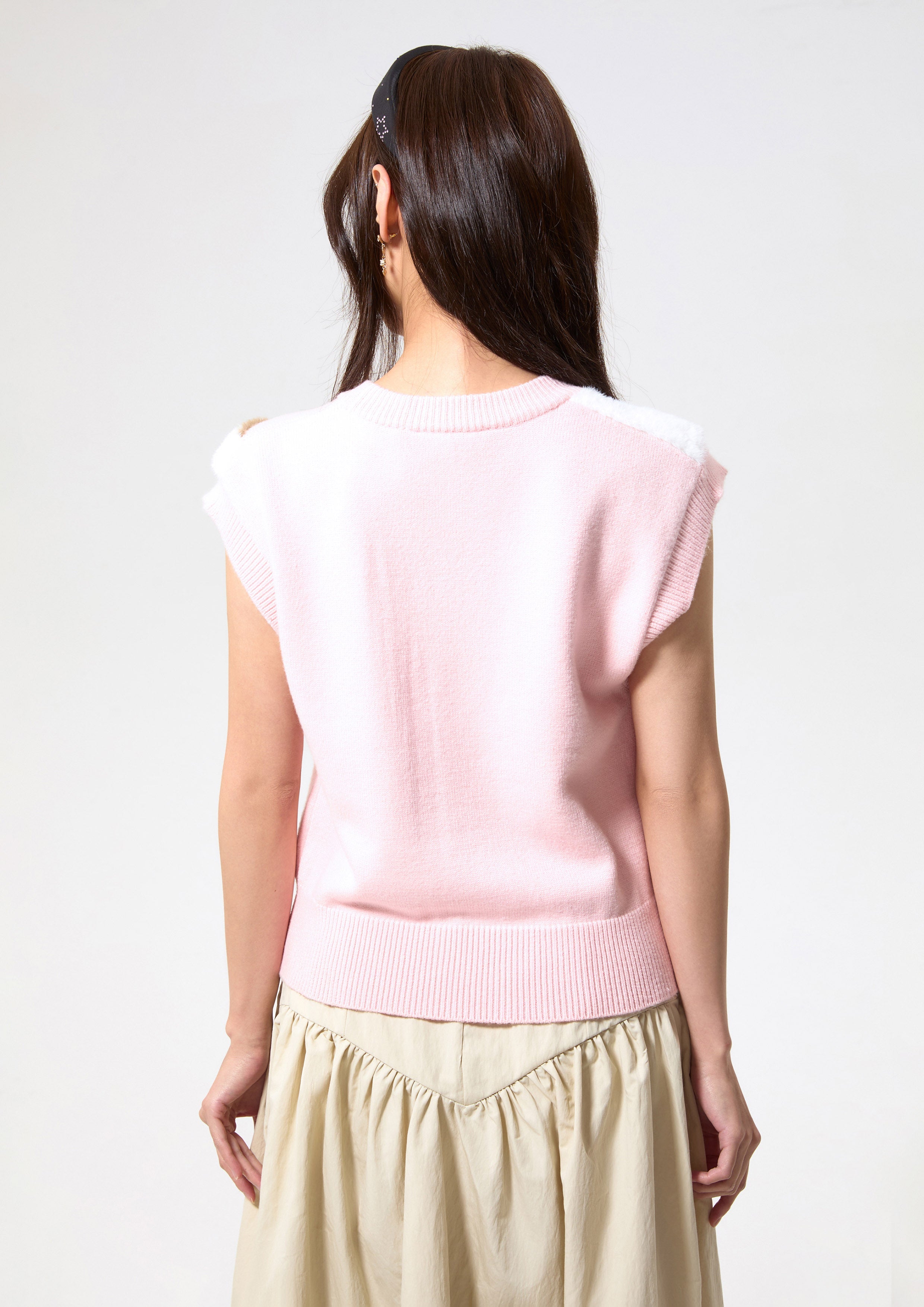 เสื้อนิตแขนกุดปักลาย คอลเลคชัน Bloom Affair