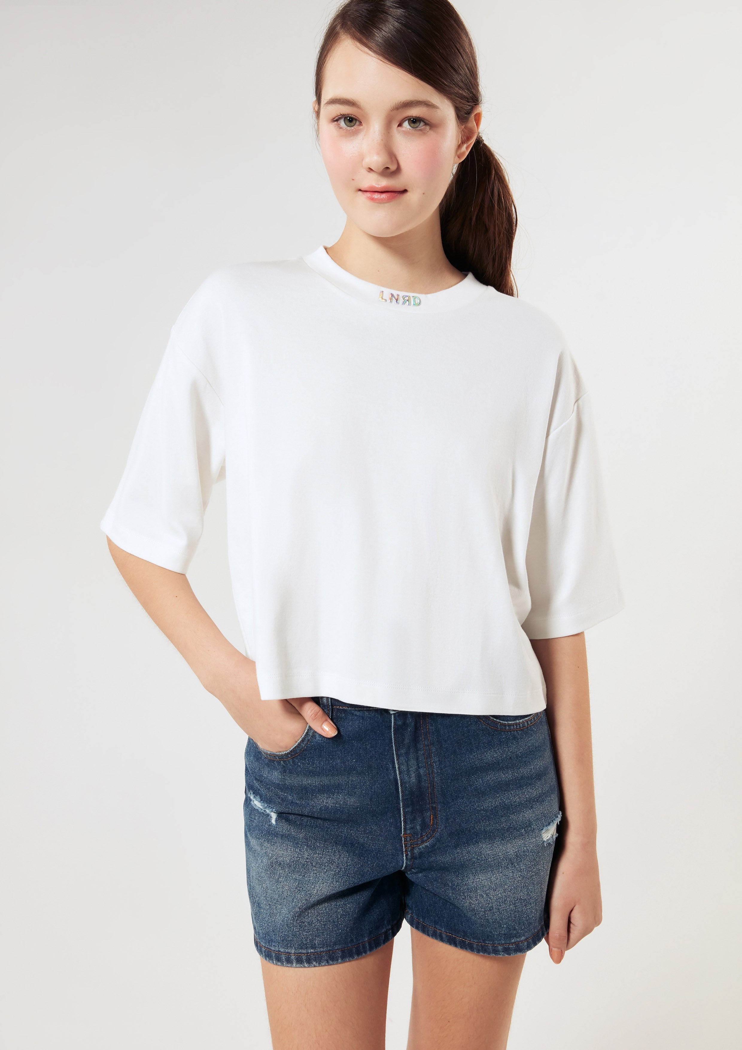 เสื้อยืดแขนสั้นโลโก้โฮโลแกรม คอลเลกชัน Neon Dreams