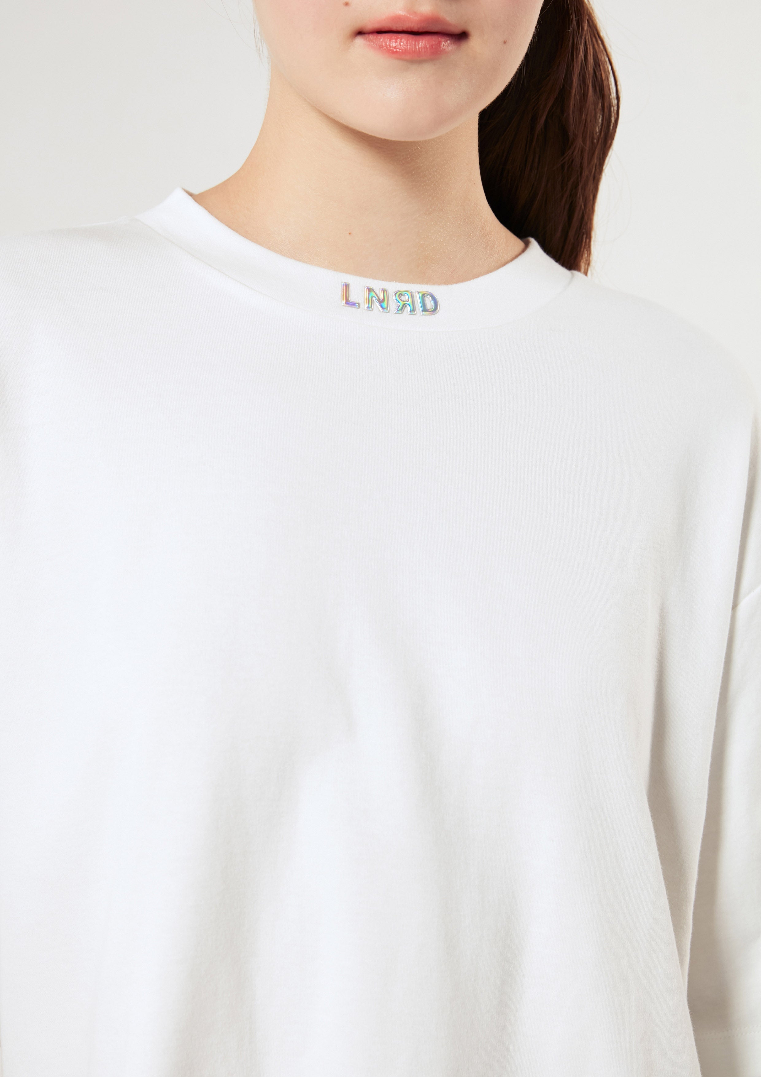 เสื้อยืดแขนสั้นโลโก้โฮโลแกรม คอลเลกชัน Neon Dreams