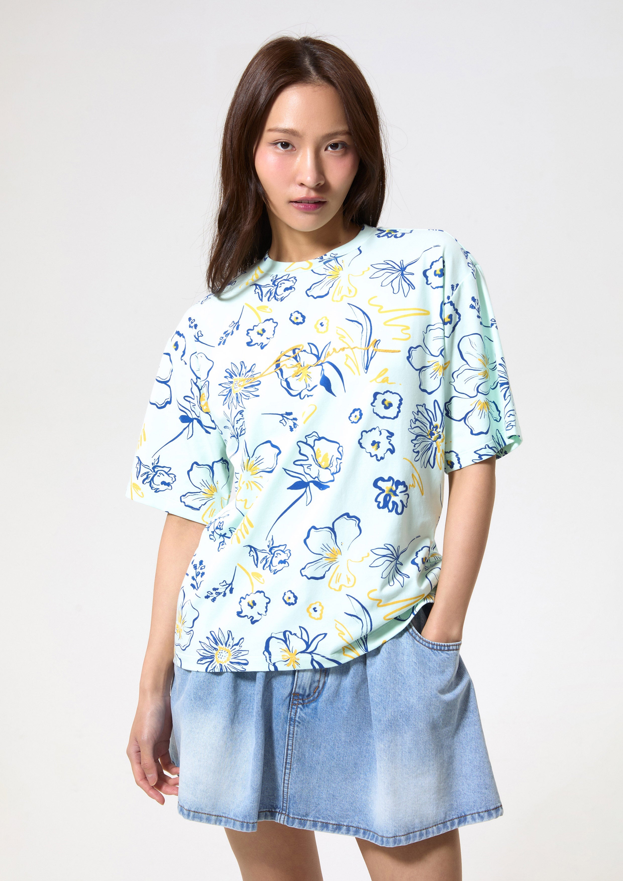 เสื้อยืดแขนสั้นพิมพ์ลายดอกไม้ คอลเลกชัน Blossom Elegance