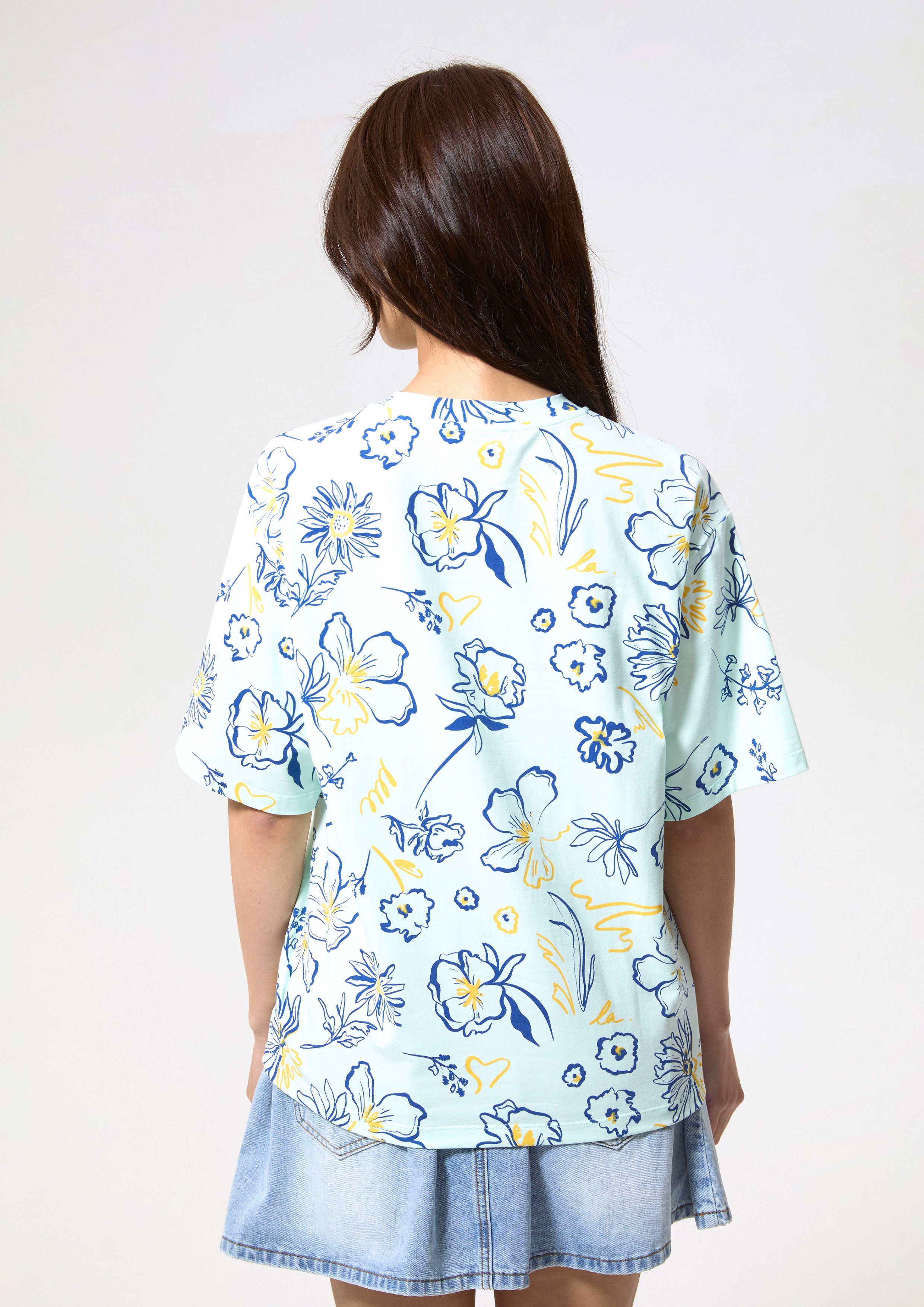 เสื้อยืดแขนสั้นพิมพ์ลายดอกไม้ คอลเลกชัน Blossom Elegance