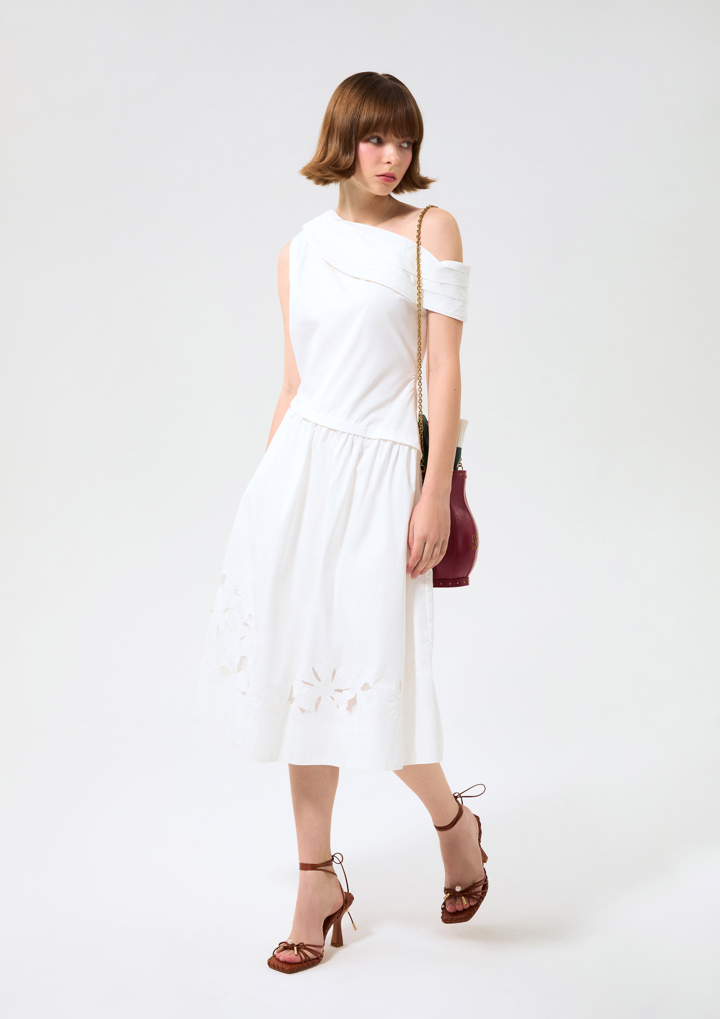 เดรสคลุมเข่าไหล่เดี่ยวกระโปรงฉลุลาย คอลเลกชัน Blossom Elegance