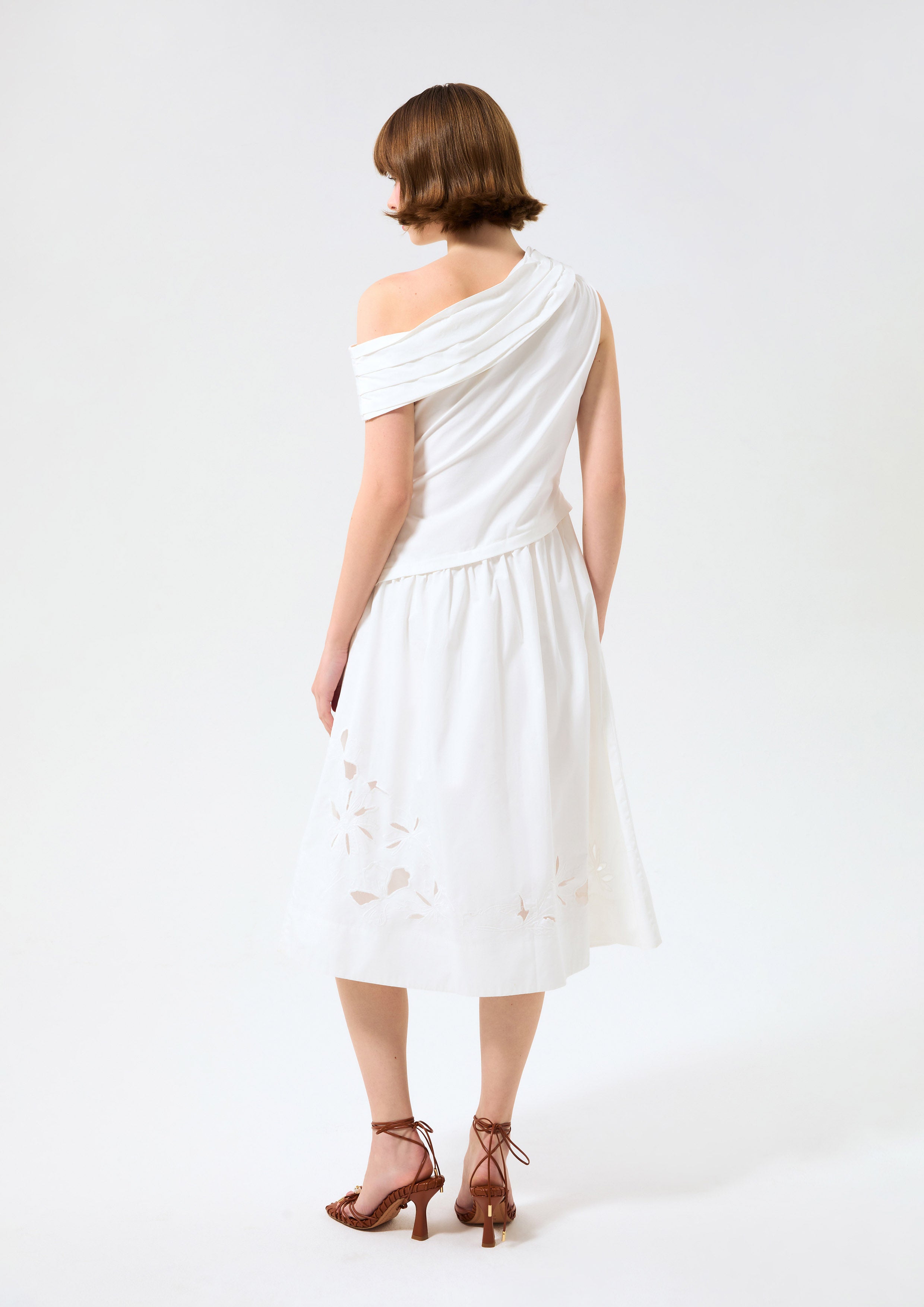 เดรสคลุมเข่าไหล่เดี่ยวกระโปรงฉลุลาย คอลเลกชัน Blossom Elegance