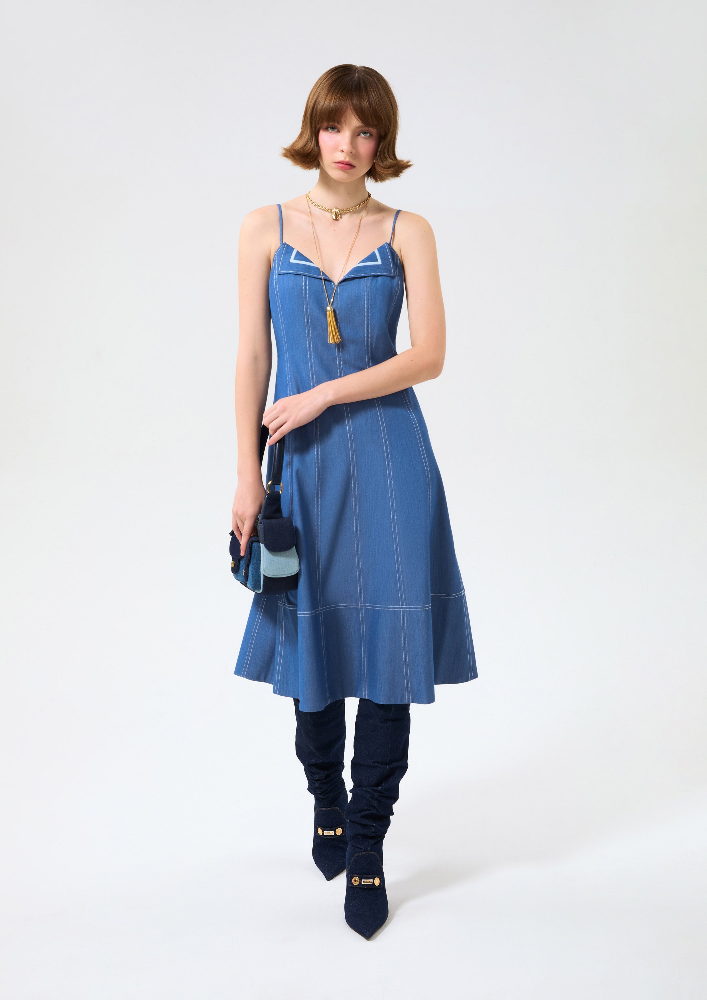 เดรสคลุมเข่าสายเดี่ยวกระโปรงระบาย คอลเลกชัน Blossom Elegance