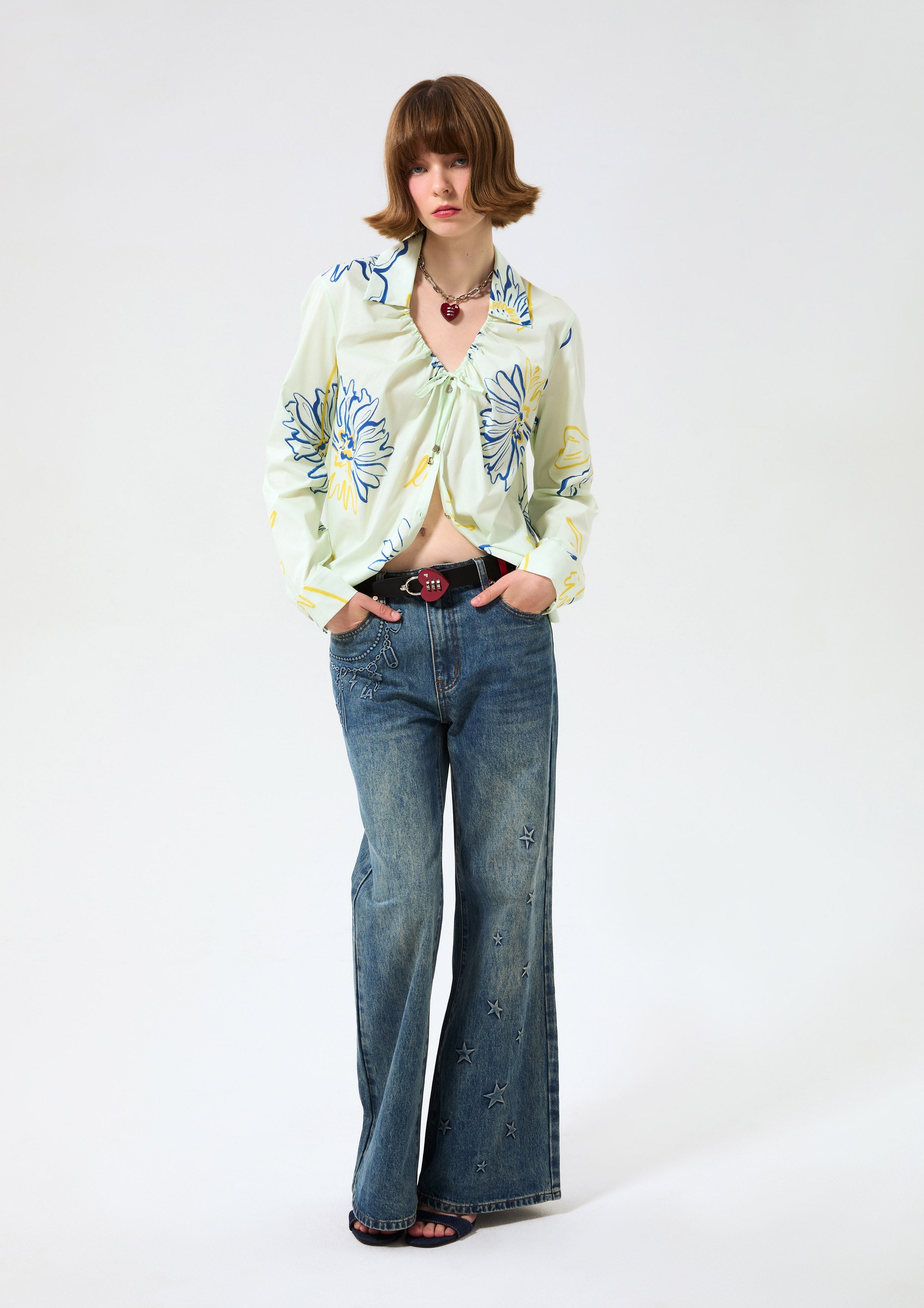 เสื้อเบล้าส์แขนยาวพิมพ์ลายดอกไม้ คอลเลกชัน Blossom Elegance