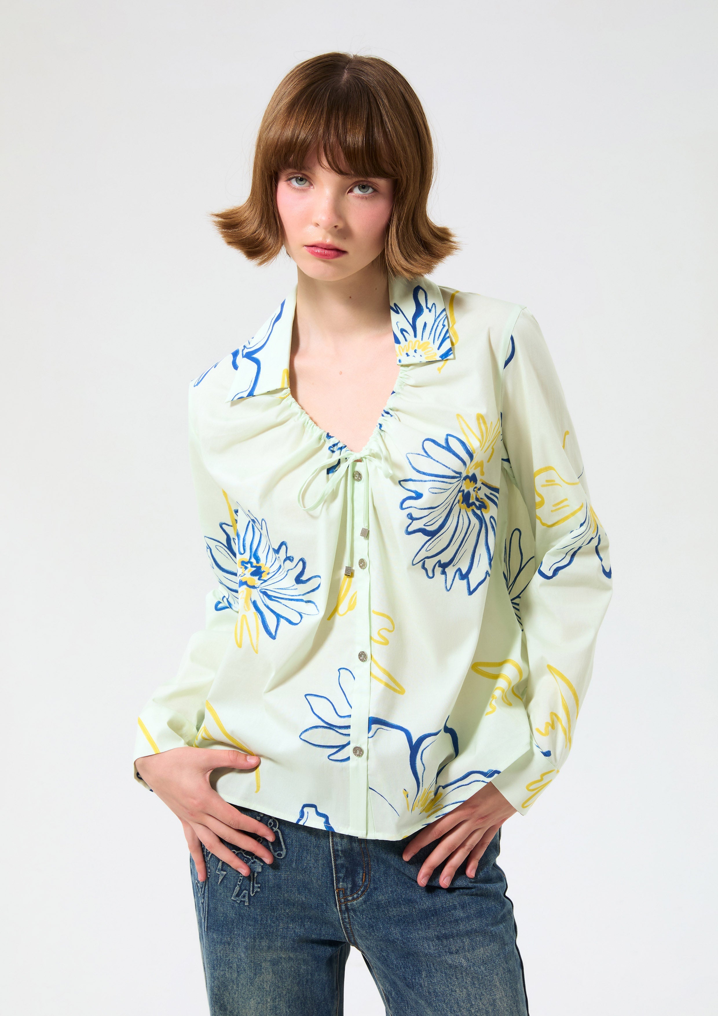 เสื้อเบล้าส์แขนยาวพิมพ์ลายดอกไม้ คอลเลกชัน Blossom Elegance