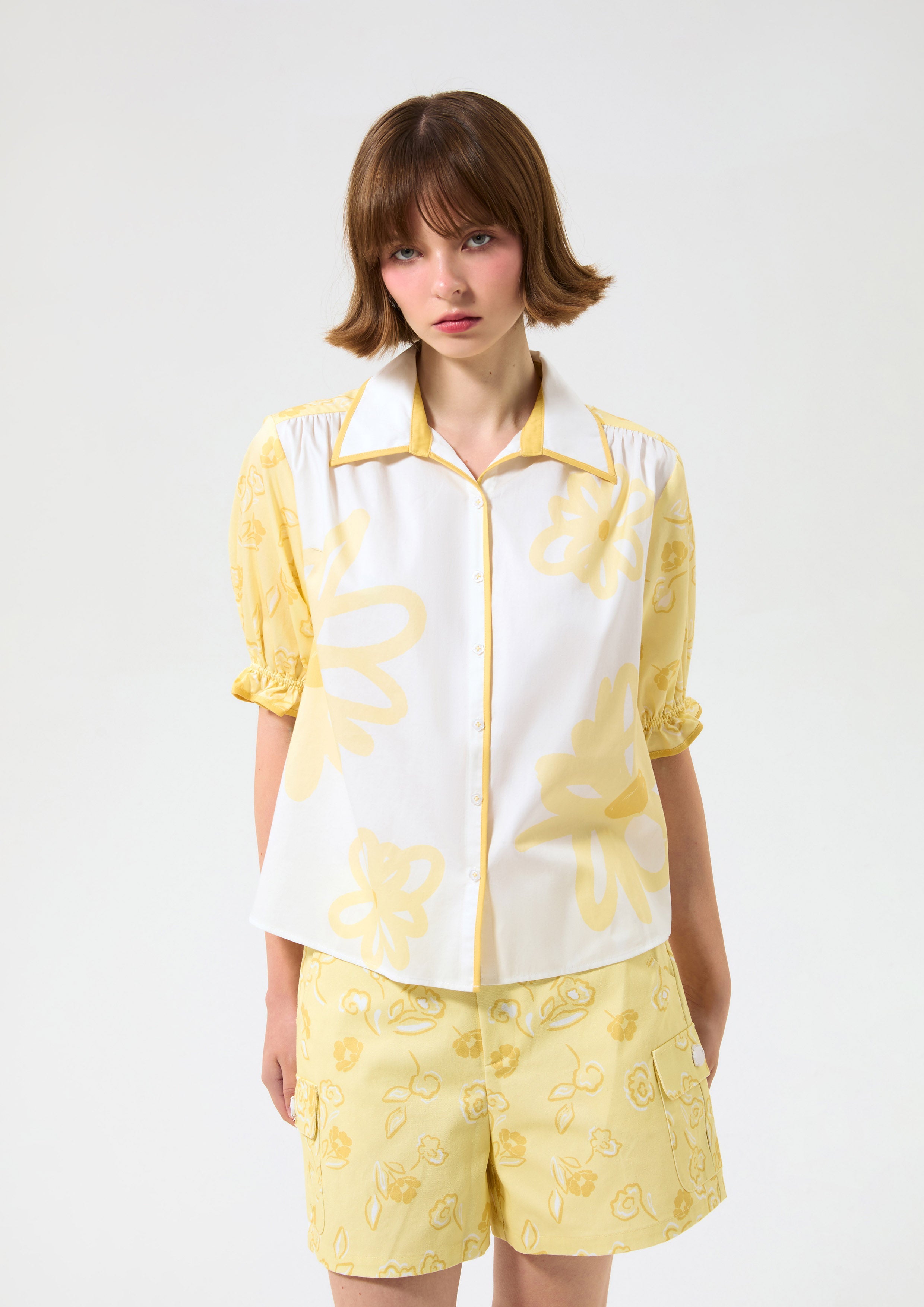 เสื้อแขนสั้นพิมพ์ลายดอกไม้ คอลเลกชัน Blossom Elegance