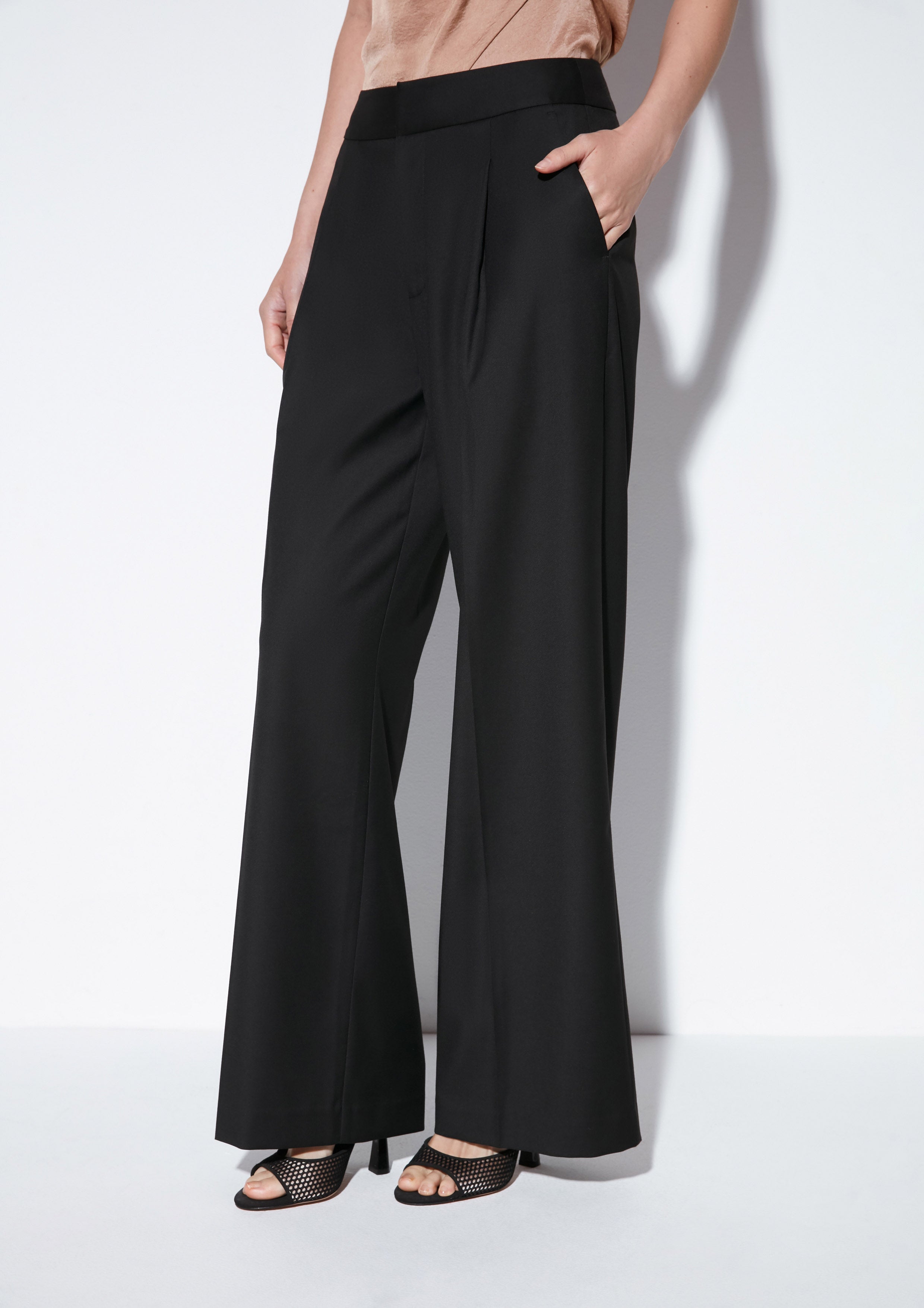 กางเกงขากว้างเอวสูง คอลเลกชัน The Icon Queen