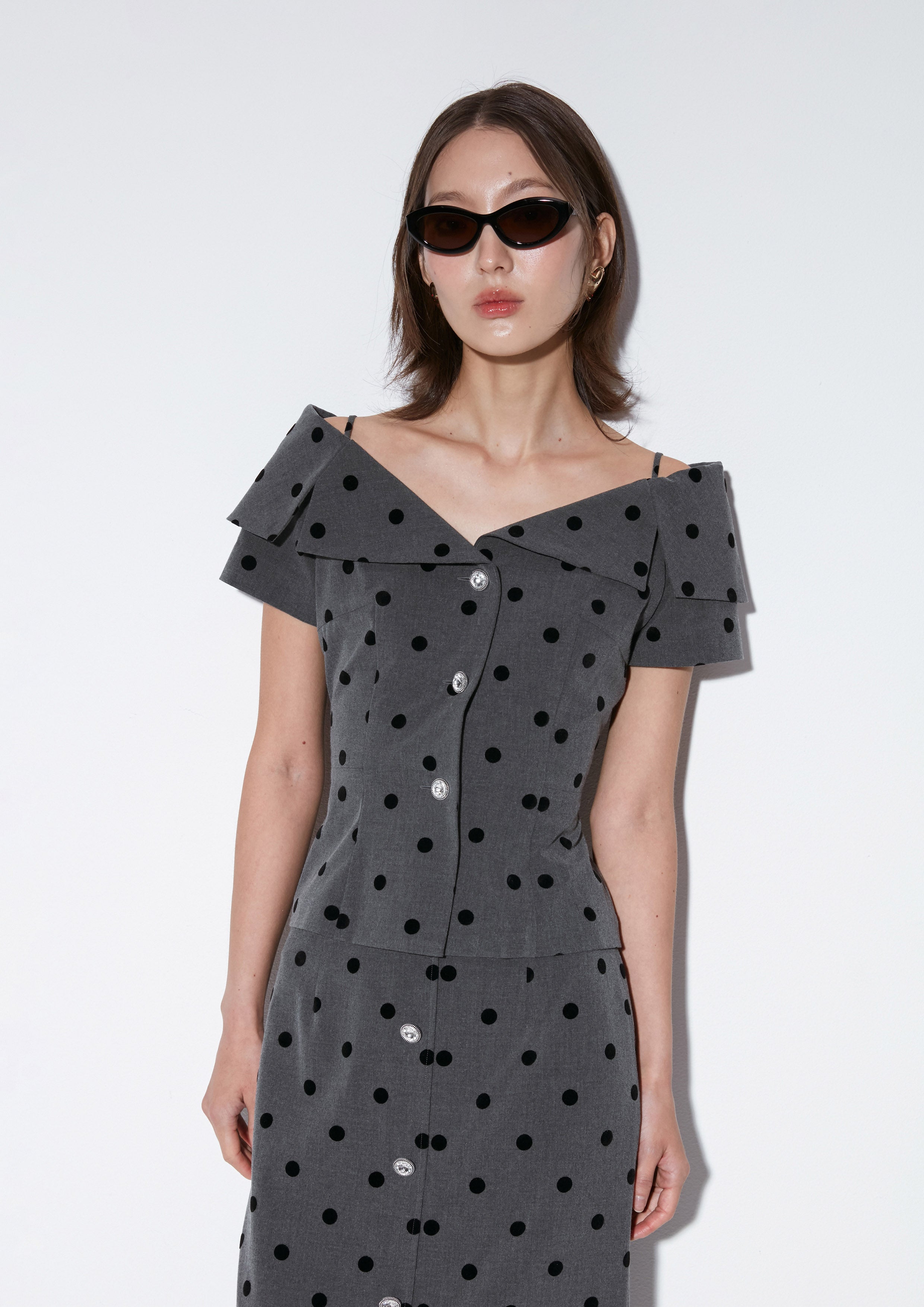 เสื้อเปิดไหล่ลายโพลกาดอต คอลเลกชัน Material Girl
