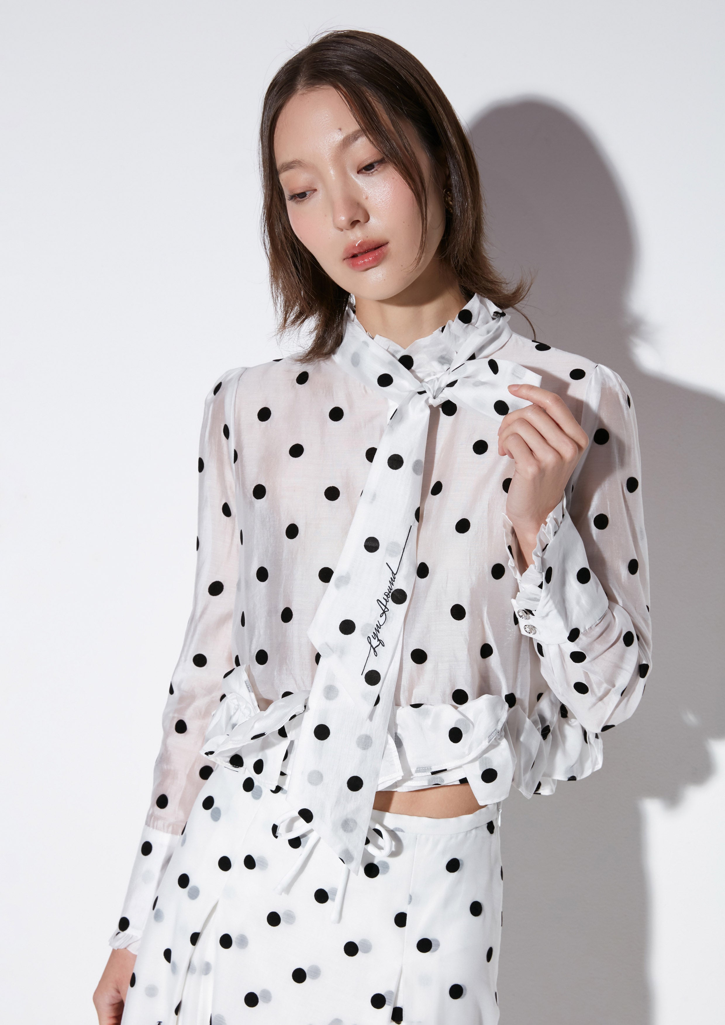 เสื้อเบล้าส์ผ้าเชียร์ลายโพลกาดอต คอลเลกชัน Material Girl