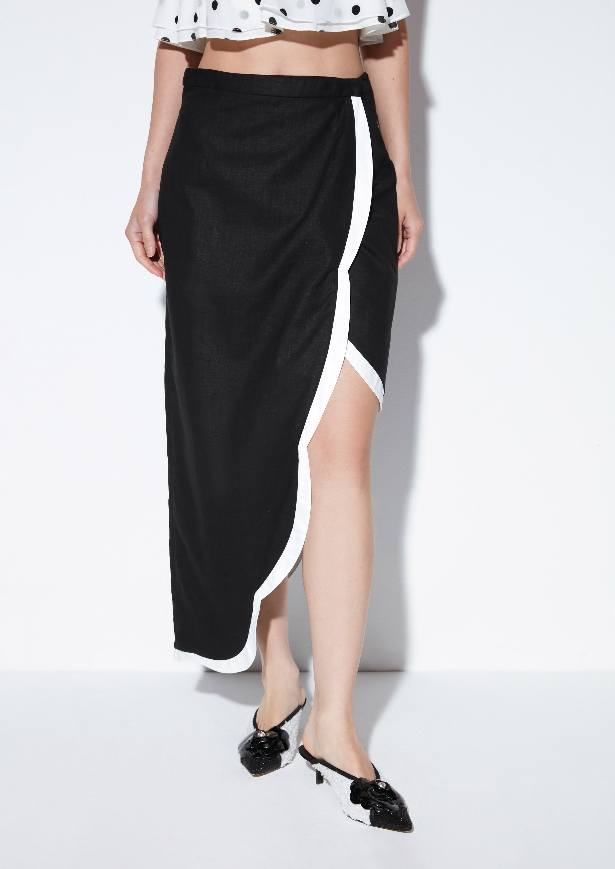 กระโปรงยาวผ่าข้างขอบลอน คอลเลกชัน Material Girl