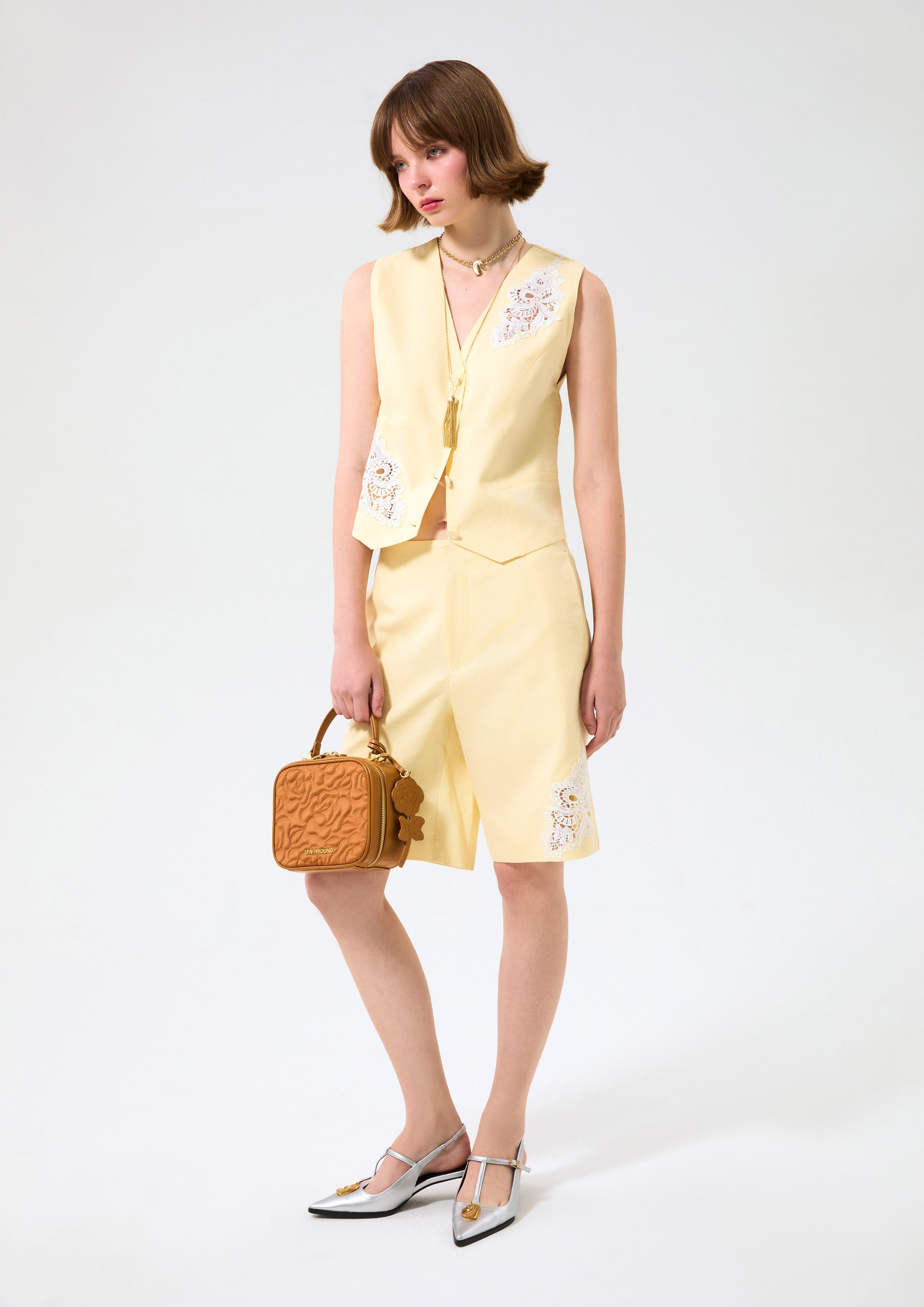 กางเกงขาสั้นแต่งพาแนลผ้าลูกไม้ คอลเลกชัน Rosewood Fleur